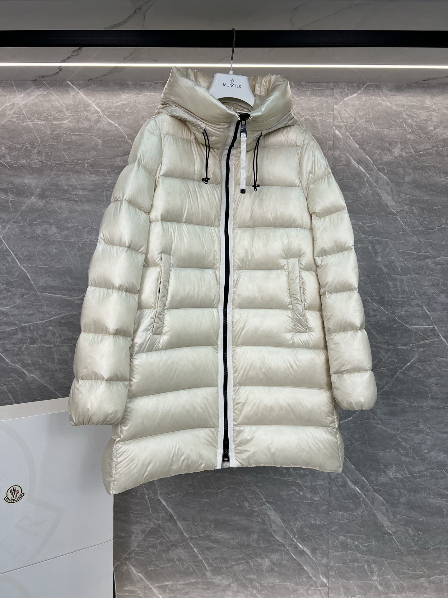 Moncler Suyenne 中長款連帽羽絨コート - 軽量でスタイリッシュ