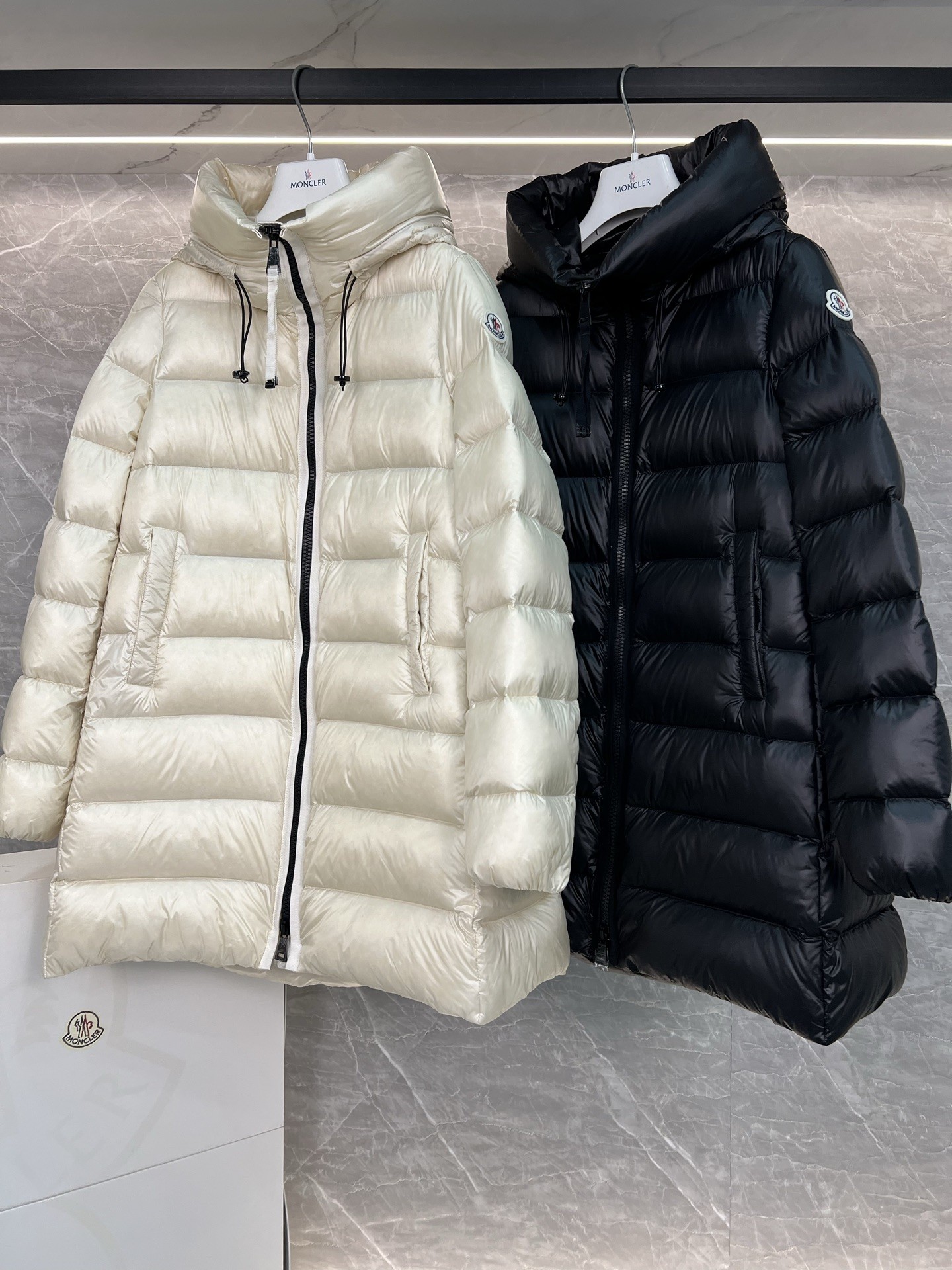 Moncler Suyenne 中長款連帽羽絨コート - 軽量でスタイリッシュ