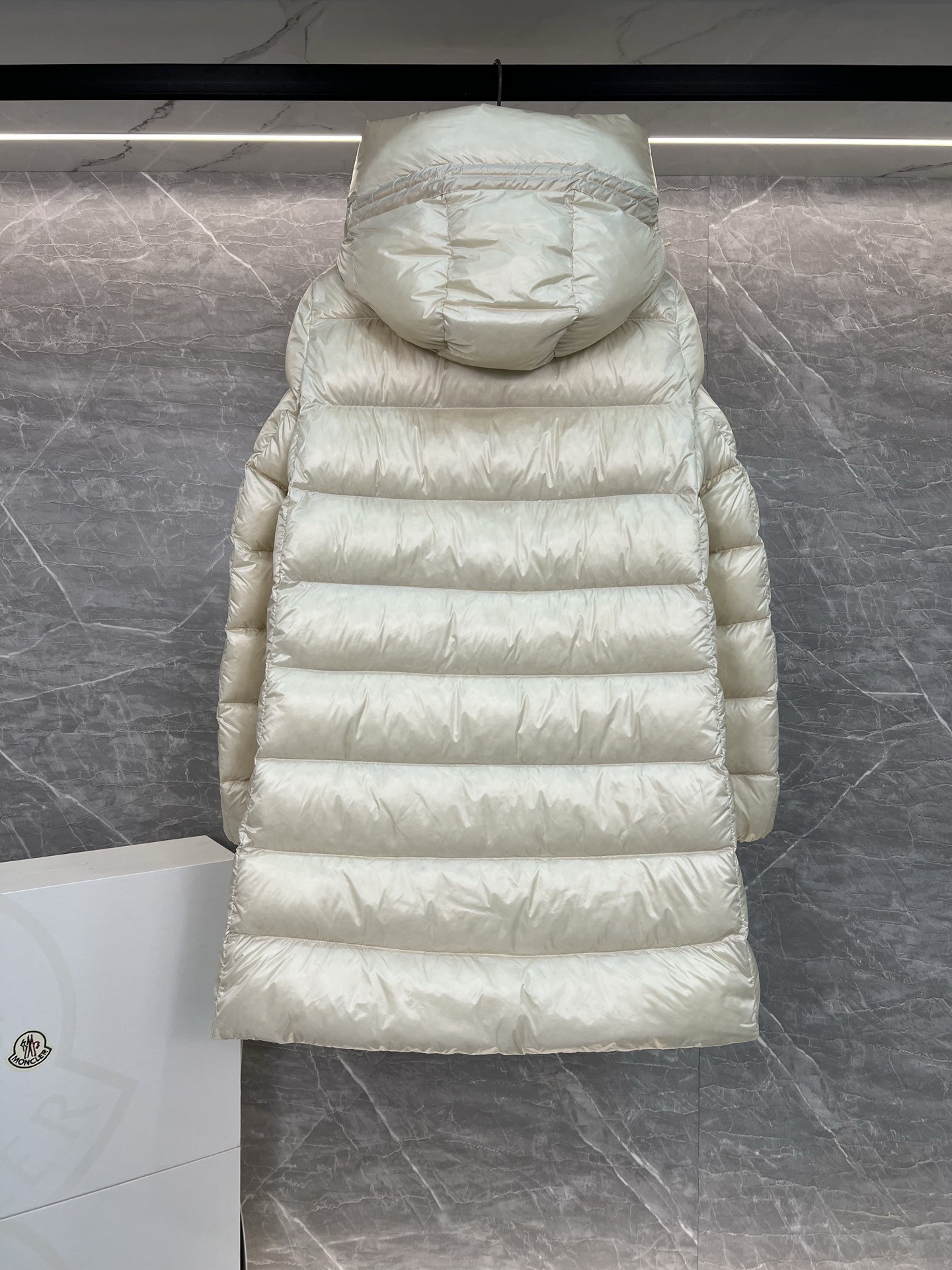 Moncler Suyenne 中長款連帽羽絨コート - 軽量でスタイリッシュ