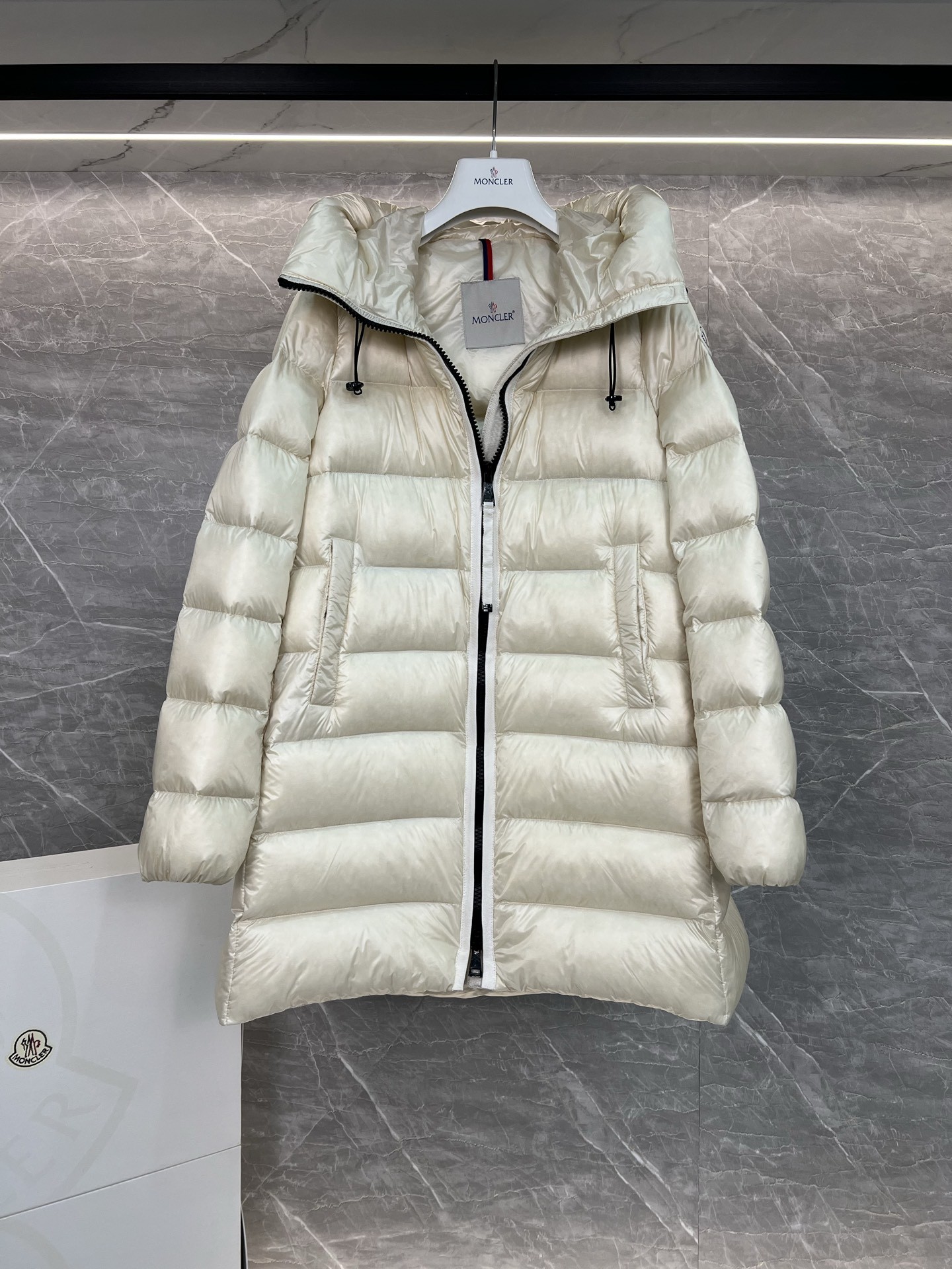 Moncler Suyenne 中長款連帽羽絨コート - 軽量でスタイリッシュ