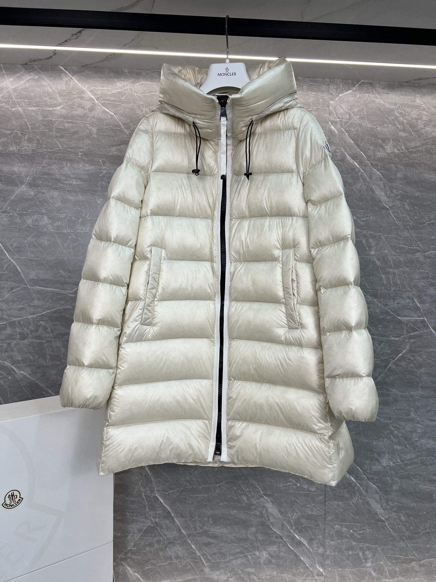 Moncler Suyenne 中長款連帽羽絨コート - 軽量でスタイリッシュ