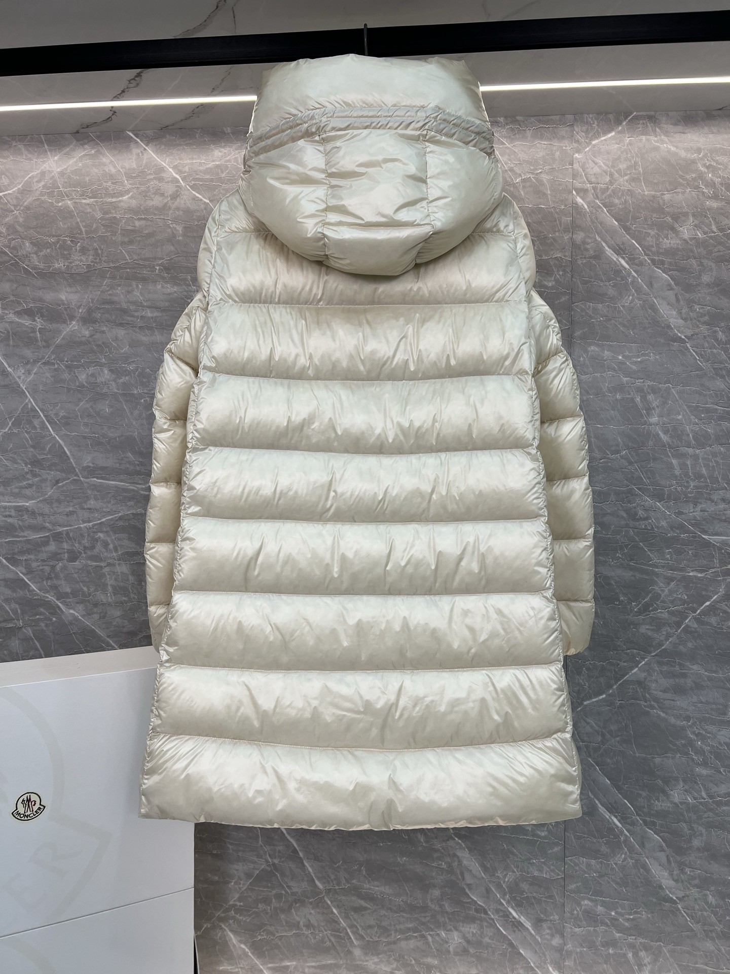 Moncler Suyenne 中長款連帽羽絨コート - 軽量でスタイリッシュ