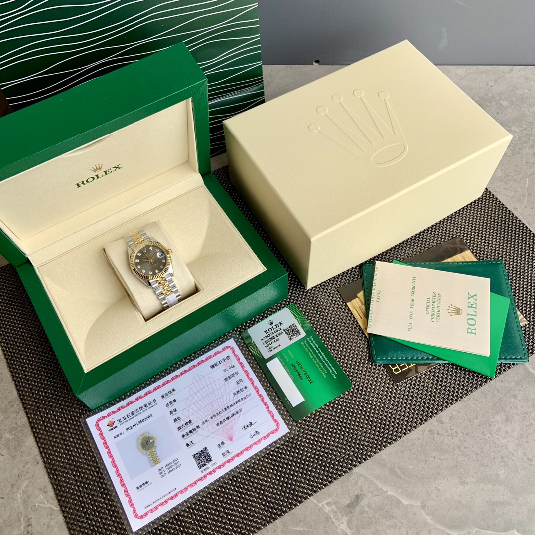 La couleur la plus étonnante des journaux des femmes est la montre « Gold Grey » Rolex Rolex Women’s Oyster Diary Watch! Le cadran littéral « gris or » le plus populaire de l’année, incrusté de 10 marqueurs de diamant réels naturels de 10 VS! Chaque montre est un véritable certificat de diamant délivré par une institution GTC faisant autorité en Chine! Taille du cadran 31 mm.904L18k, Le mouvement mécanique entièrement automatique avec Rolex Custom version 2236 Blue Gosspring est extrêmement stable en performance, avec une forte résistance aux chocs et une structure géométrique afin que le mouvement puisse maintenir un fonctionnement stable à n’importe quelle position. Le couvercle inférieur triangulaire est resserré par des outils spéciaux pour sceller complètement le boîtier. Le miroir a une résistance à l’usure élevée et est en matériau saphir. 904L,, 6