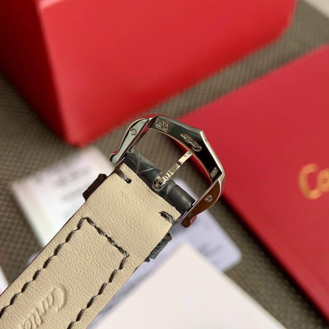 批💰1350配盒
私人定制款“烟灰色”美洲鳄鱼皮纯手工拉线制作!“新款坦克”tank must系列!这款从Tank Louis Cartiter腕表中汲取灵感在尊重原版设计的基础上革新表款设计! 全新表款表壳拉伸延长表耳纤细精致,边角圆润柔和,更加修饰手腕,凸显女性柔美魅力! Tank Must在外观上与Tank Louis完全相同,唯一区别在材质,后者只采用贵金属材质,起步价越高,新款Tank Must则是都是精钢或精钢镶钻,而这款表圈大号镶嵌44颗VVS真钻、小号镶嵌40颗,权威检测机构钻石鉴定证书一表一号!严禁的制作流程1吊牌码2保卡码3手表独立机身码“三码合一,一一对应!外形设置一样经典耐看,但价格更友好,在目前销售的整个铺镶钻石表款的作品线里,价格也是最克制的,略低于上半年新出的白气球,成为最容易入手的卡迪亚钻石腕表。尺寸: 29.5mm*22mm,厚6.6mm