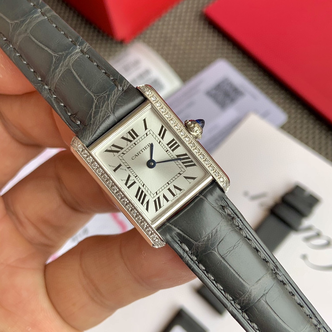 NO:393343,Bulk, a private custom-made 'smoke grey' American crocodile leather made with pure hand-pulled thread!  'New Tank' tank must series!  Take inspiration from the Tank Louis Cartier watch and innovate the watch design based on respect for the original design!  The new case stretched and extended lugs are slender and exquisite, with round and soft corners, which furthermore embellish the wrists and highlight the feminine charm!  Tank Must is exactly the same as Tank Louis in appearance. The only difference is the material, which is only made of precious metals. The higher the starting price, the new Tank Must is all made of fine steel or stainless steel diamonds. This bezel is inlaid with 44 VVS real diamonds and 40 small diamonds. The diamond appraisal certificate of the authoritative testing agency is one table and one number!  The production process is strictly prohibited. 1 tag code 2 card code 3 watch independent body code 'three codes in one, one by one! The appearance setting is just as classic and pleasing, but the price is more friendly. Among the entire diamond-studded watch line currently sold, the price is also the most restrained, slightly lower than the newly released white balloon in the first half of the year, becoming the easiest Cadia diamond watch to buy. Size: 29.5mm*22mm, 6.6mm thick, louis vuitton, cartier, crocodile skin19860909批,私人定制款“烟灰色”美洲鳄鱼皮纯手工拉线制作！“新款坦克”tank must系列！这款从Tank Louis Cartiter腕表中汲取灵感在尊重原版设计的基础上革新表款设计！ 全新表款表壳拉伸延长表耳纤细精致,边角圆润柔和,更加修饰手腕,凸显女性柔美魅力！ Tank Must在外观上与Tank Louis完全相同,唯一区别在材质,后者只采用贵金属材质,起步价越高,新款Tank Must则是都是精钢或精钢镶钻,而这款表圈大号镶嵌44颗VVS真钻、小号镶嵌40颗,权威检测机构钻石鉴定证书一表一号！严禁的制作流程1吊牌码2保卡码3手表独立机身码“三码合一,一一对应！外形设置一样经典耐看,但价格更友好,在目前销售的整个铺镶钻石表款的作品线里,价格也是最克制的,略低于上半年新出的白气球,成为最容易入手的卡迪亚钻石腕表.尺寸: 29.5mm*22mm,厚6.6mm,,louis vuitton,cartier,crocodile skin,Watch