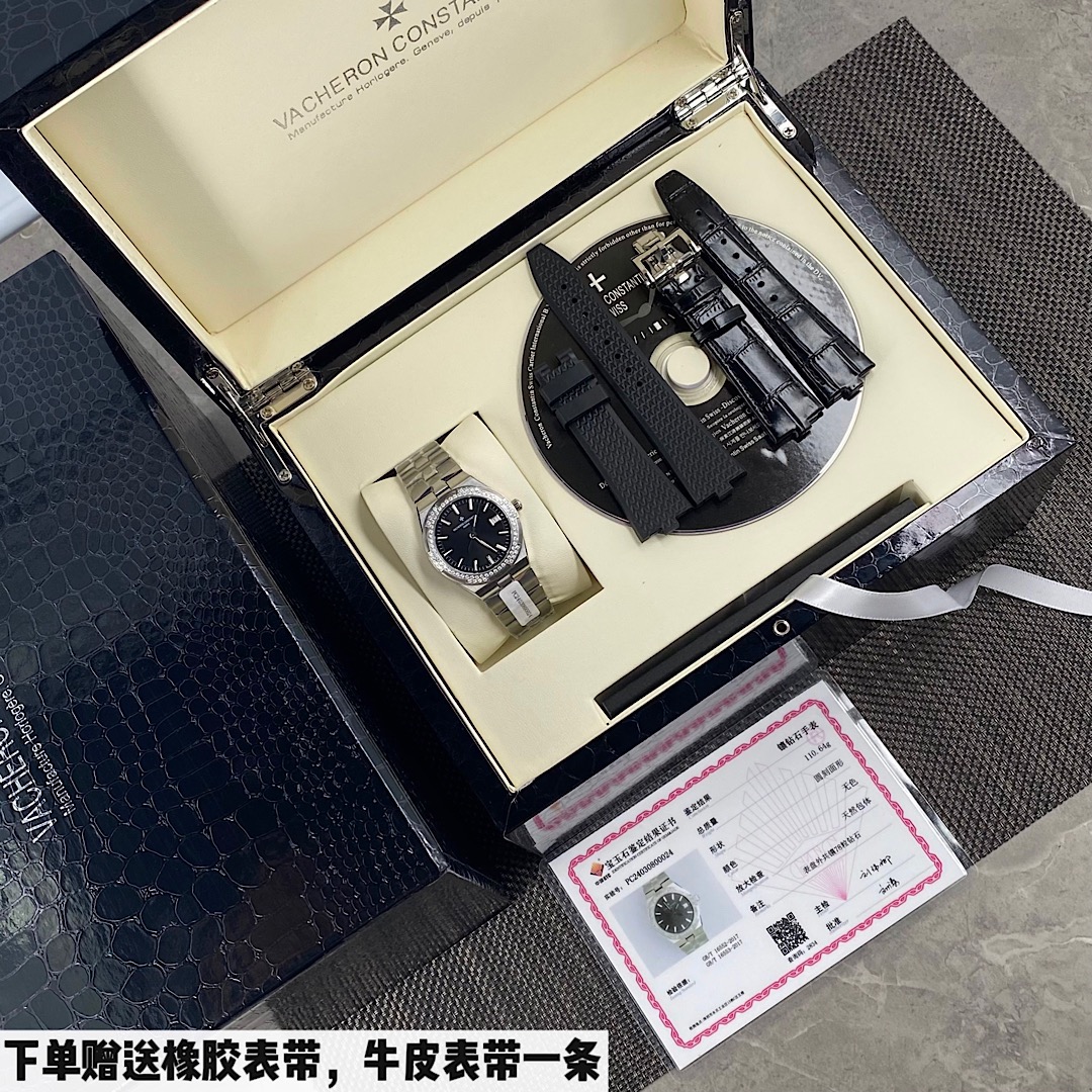 NO:150223,I heard that many people are looking for him?  Johnstanton vc Zhongheng Sihai series women's quartz watch, this is a classic entry-level, with a 33mm diameter, and has an elegant appearance and practical function. This quartz watch was born in Switzerland, and is carefully made of polished steel. The hexagonal three-dimensional bezel is similar to the brand logo Malta cross. The model is 1205V/100A-B/B591/B592. Three models, blue, black, white/, the bezel is set in 78 1.3vvs South African natural foot diamonds and reshapes its brand marking classic leisurely and elegant, solid and practical principles. It is a new generation of professional women's daily life matching fashion trend. It focuses on tracing the latest main color of major brands around the world, and shaping this color at the most classic  The classic series of vertical and horizontal lines are more elegant and noble. The simple sunburst satin brushed crystal blue dial is completed by Swiss OEM. The highlights are carefully displayed with velvet-like smooth edges. In addition, the reflection of the pointer on the blue dial can be seen through the dial. The watch is like a pool of clear lake water, very beautiful. The hour and minute hands are equipped with white luminous coating. You can also read time in darker environments. The steel case is polished in Switzerland. The lines are smooth and delicate in texture and feel more comfortable. The crown is decorated with the Vacheron Constantin Malta logo, which adds the unique beauty of the brand's long-standing heritage. The strap is made of 316 stainless steel, and 2 leather straps and rubber straps are given!  You can switch at any time without any auxiliary tools to complete it with your bare hands, adding a variety of wearing styles!  The value is higher. The movement uses Swiss ETA three-pin quartz movement, with accurate 0 errors when walking, folding buckle, 50-meter-deep waterproof, sapphire crystal glass. The only watch suitable for women to wear in any occasion., vacheron19860909听说很多人在找他？江斯丹顿vc众横四海系列女士石英腕表,这款是经典入门级,表径33mm,兼具优雅外观和实用功能,这一石英表诞生于“钟表帝国”瑞士,以抛光精钢精心制成,六边形立体表圈形似品牌标识马耳他十字,型号1205V/100A-B/B591/B592三款,蓝,黑,白/,表圈镶嵌78颗1.3vvs南非天然足反钻石重塑其品牌标注性经典悠闲优雅和坚固实用原则,是新一代职业女人日常生活搭配时尚潮流,其重点追溯全球各大品牌最新主打颜色天之蓝,将该颜色塑造在最为经典的纵横四海系列,更显优雅高贵,简约的经旭日纹缎面拉丝处理水晶蓝表盘,由瑞士代工厂工艺完成,亮点细致展现出来有天鹅绒般光滑边缘,另外透过表盘可以看到指针在蓝色表盘上的倒影,腕表宛如一潭清澈的湖水一般,十分美观,时针’分针带有白色夜光涂层,在较暗的环境下也可以阅读时间,精钢表壳瑞士打磨工艺处理,线条流畅质感细腻,手感较为舒适,表冠饰以江诗丹顿马耳他标志,为腕表增添了该品牌历史悠久传承的独特美感,表带316精钢材质,赠送2条皮表带橡胶表带！可以随时切换不需要任何辅助工具徒手操作即可完成,增添多种佩戴风格！价值意义更高.机芯采用瑞士ETA三针石英机芯,走时精准0误差,折叠表扣,50米深度防水,蓝宝石水晶玻璃.唯一适合女性任何场合佩戴的腕表.,,vacheron,Watch