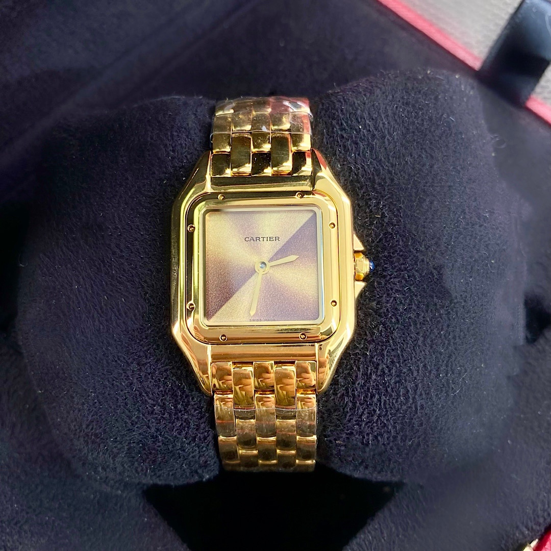 NO:384189,A hit Cartier cheetah!  2737mm high-end hard goods arrived!  One table and one card can be checked online, and the channel export orders can be found!  Equipped with elastic opening original box!  Some accessories can be shared with genuine replacements, with a counter strip removed (payment required). Panthère de Cartier cheetah watches are not as simultaneous as blue balloons, but they are highly recognizable, gorgeous and unrestrained. They are the aesthetic style conveyed by Panthère de Cartier cheetah. Its lines are smooth, charming, soft and soft on the wrist, as if dancing on the skin. The unique shape highlights the mature, elegant, confident and moving female image. The case is integrated, Swiss quartz movement, 316L steel shell cover, the crown is inlaid with a synthetic blue spinel, sword-shaped burnt blue steel pointer, waterproof depth of about 30 meters, ultra-thin 6mm, invincible cost-effective, exclusive source of goods, the best quality styles!  Only the last batch of things should be done soon..., cartier, cartier19860909批 卡地亚猎豹爆款！2737mm高端硬货到！一表一卡联网可查,渠道出口订单！配弹力开口原盒！部分配件可以与正品替换共用,可专柜卸表带（需付费）,Panthère de Cartier 卡家猎豹手表,不会像蓝气球那么撞款,但识别度又很高,华丽而不羁,是Panthère de Cartier猎豹所传达的美学风格.它线条流畅,魅惑动人,柔软服帖于腕间,宛若在肌肤上翩翩起舞.独特的造型彰显成熟优雅、自信动人的女性形象.表壳一体成型,瑞士石英机芯,316L精钢壳套,表冠镶嵌一颗合成蓝色尖晶石,剑形烧蓝钢指针,防水深度约30米,,超薄6mm,性价比无敌,独家货源,最好品质款式全！下手要快只有最后一批……,,cartier,cartier,Watch