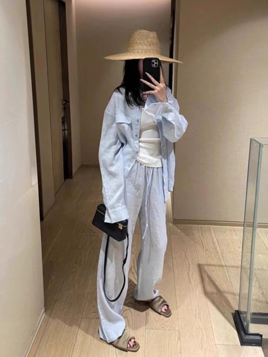 “Stylish Female Suit with Classic Details and Natural Appeal, Available in Various Sizes” - 图片 4