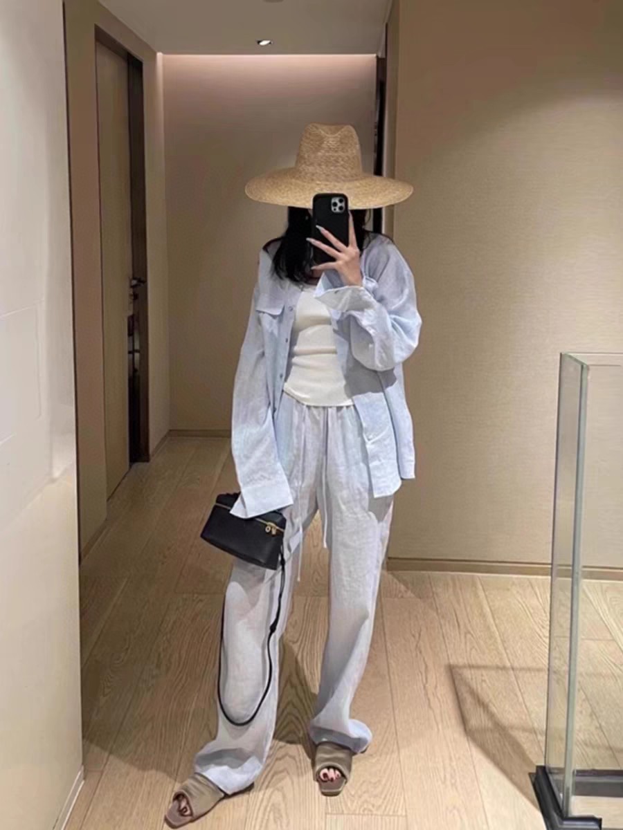 “Stylish Female Suit with Classic Details and Natural Appeal, Available in Various Sizes” - 图片 5