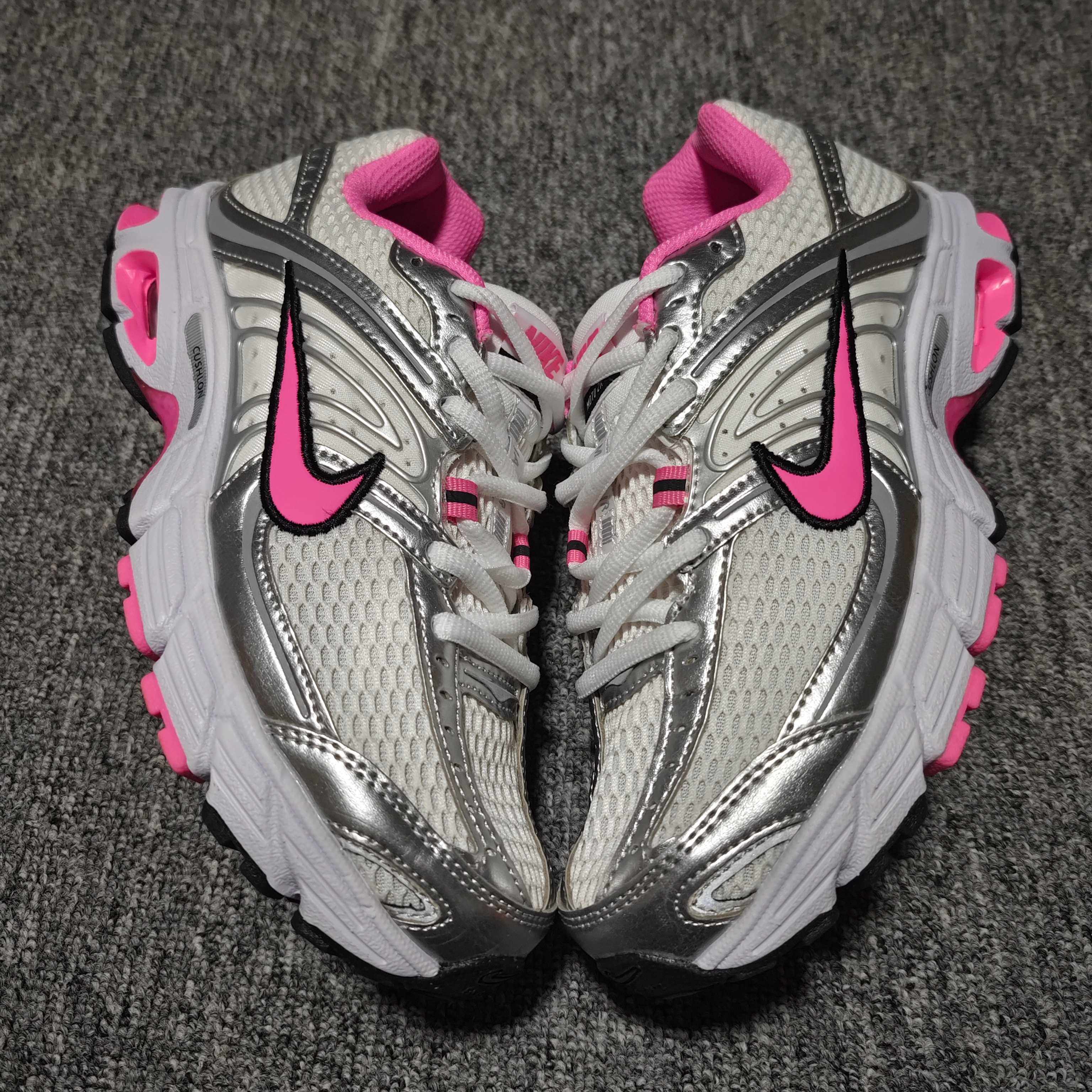  NK Air Max Moto 2K 小气垫网面休闲跑步鞋 HQ2056-101 尺码：36 36.5