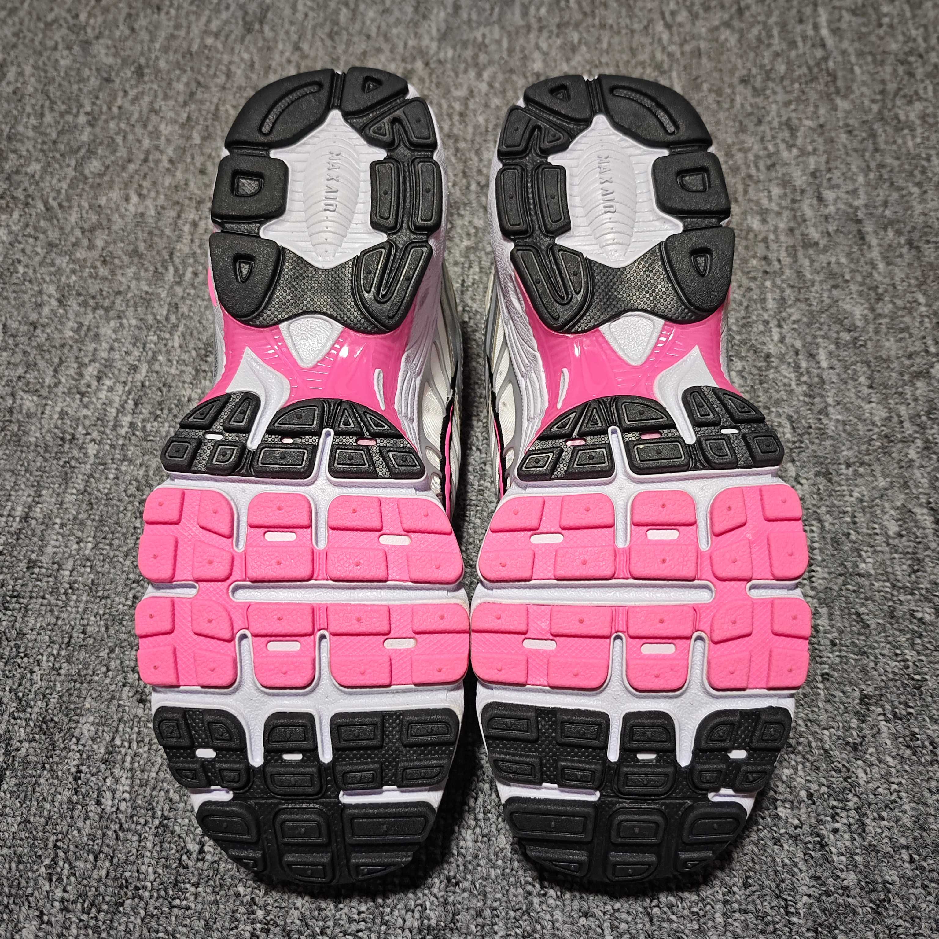  NK Air Max Moto 2K 小气垫网面休闲跑步鞋 HQ2056-101 尺码：36 36.5