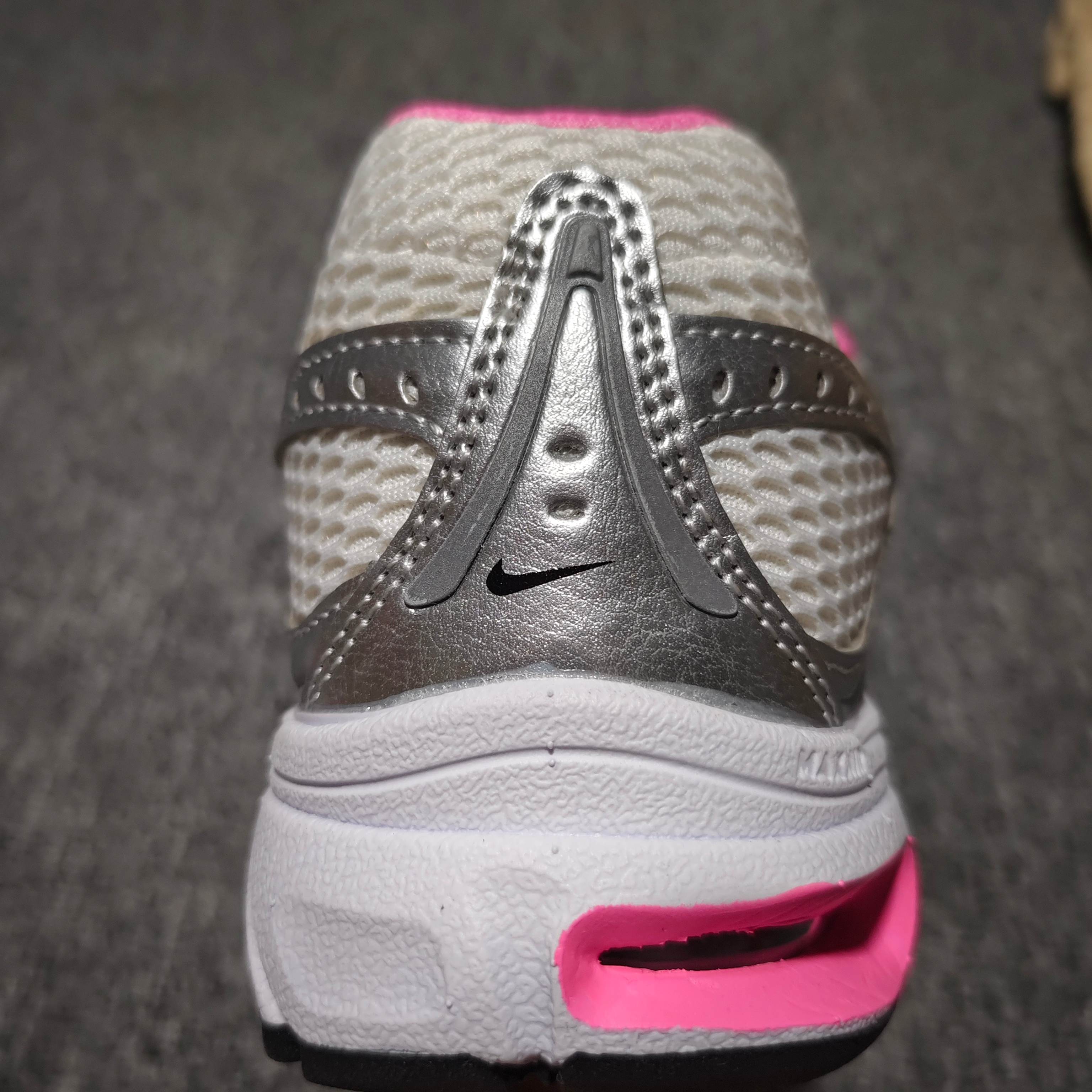  NK Air Max Moto 2K 小气垫网面休闲跑步鞋 HQ2056-101 尺码：36 36.5