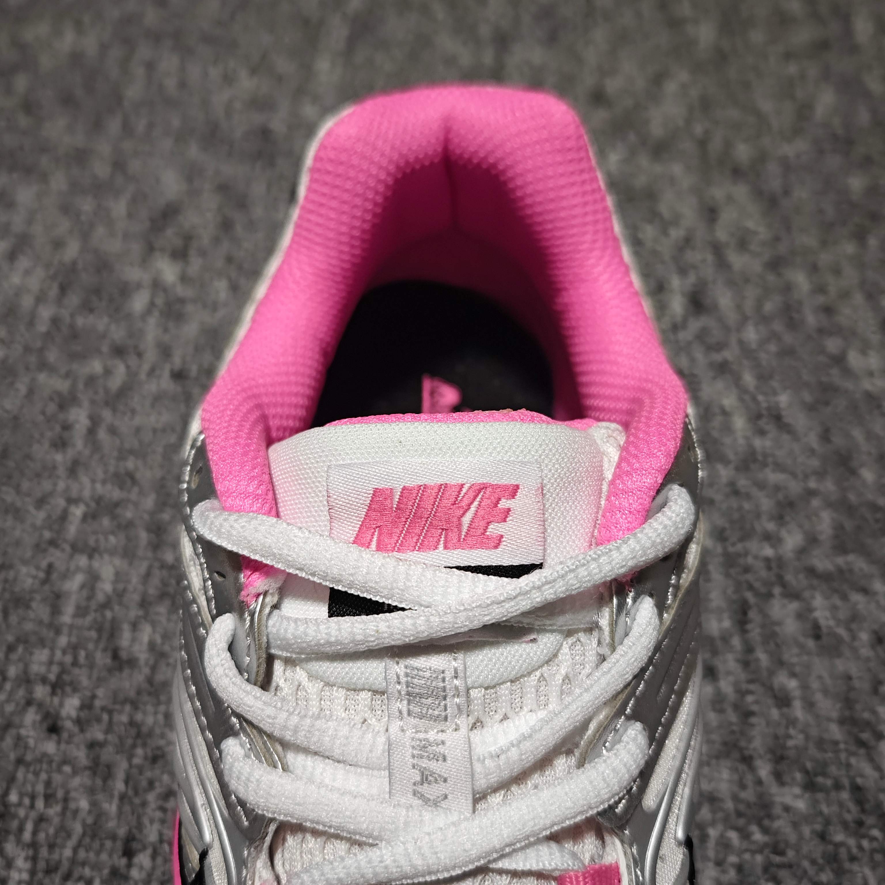  NK Air Max Moto 2K 小气垫网面休闲跑步鞋 HQ2056-101 尺码：36 36.5