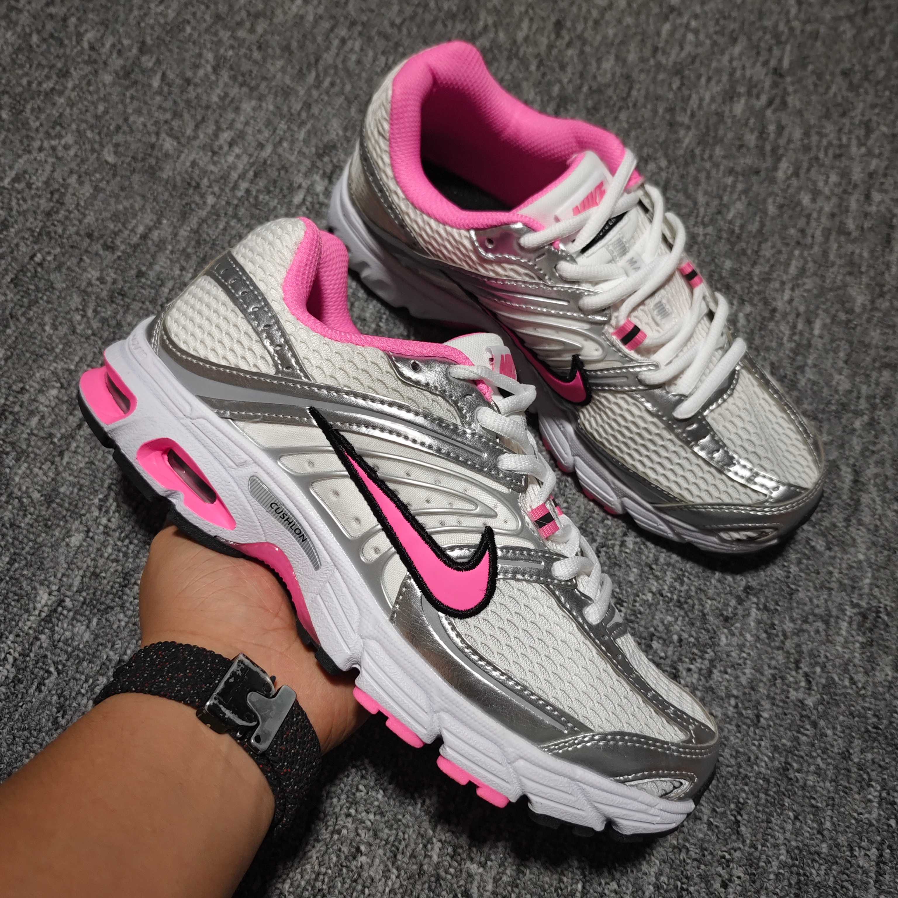  NK Air Max Moto 2K 小气垫网面休闲跑步鞋 HQ2056-101 尺码：36 36.5