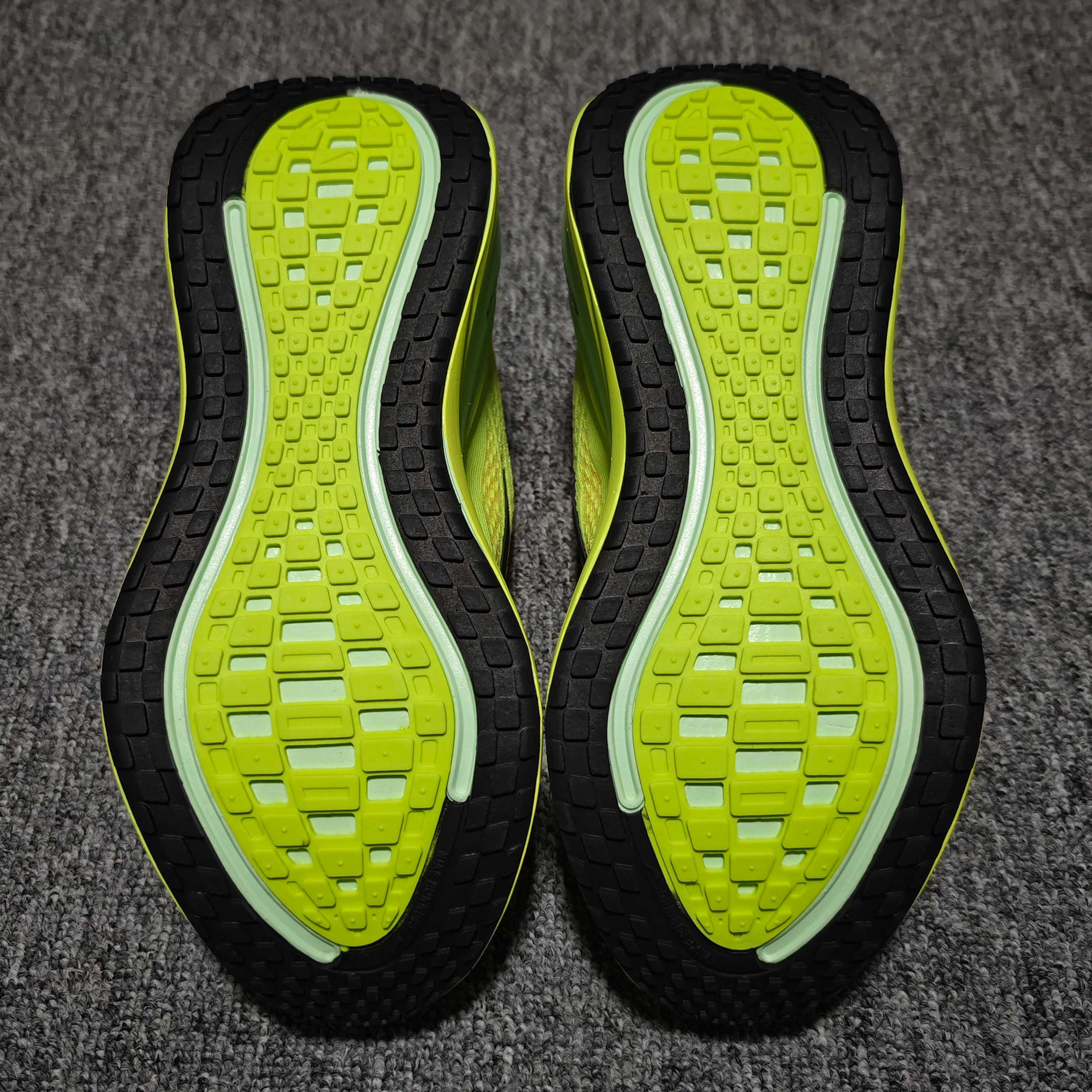  NK Vomero Plus 网面透气跑步鞋 HV8150-800 尺码：36 36.5 37.5 3
