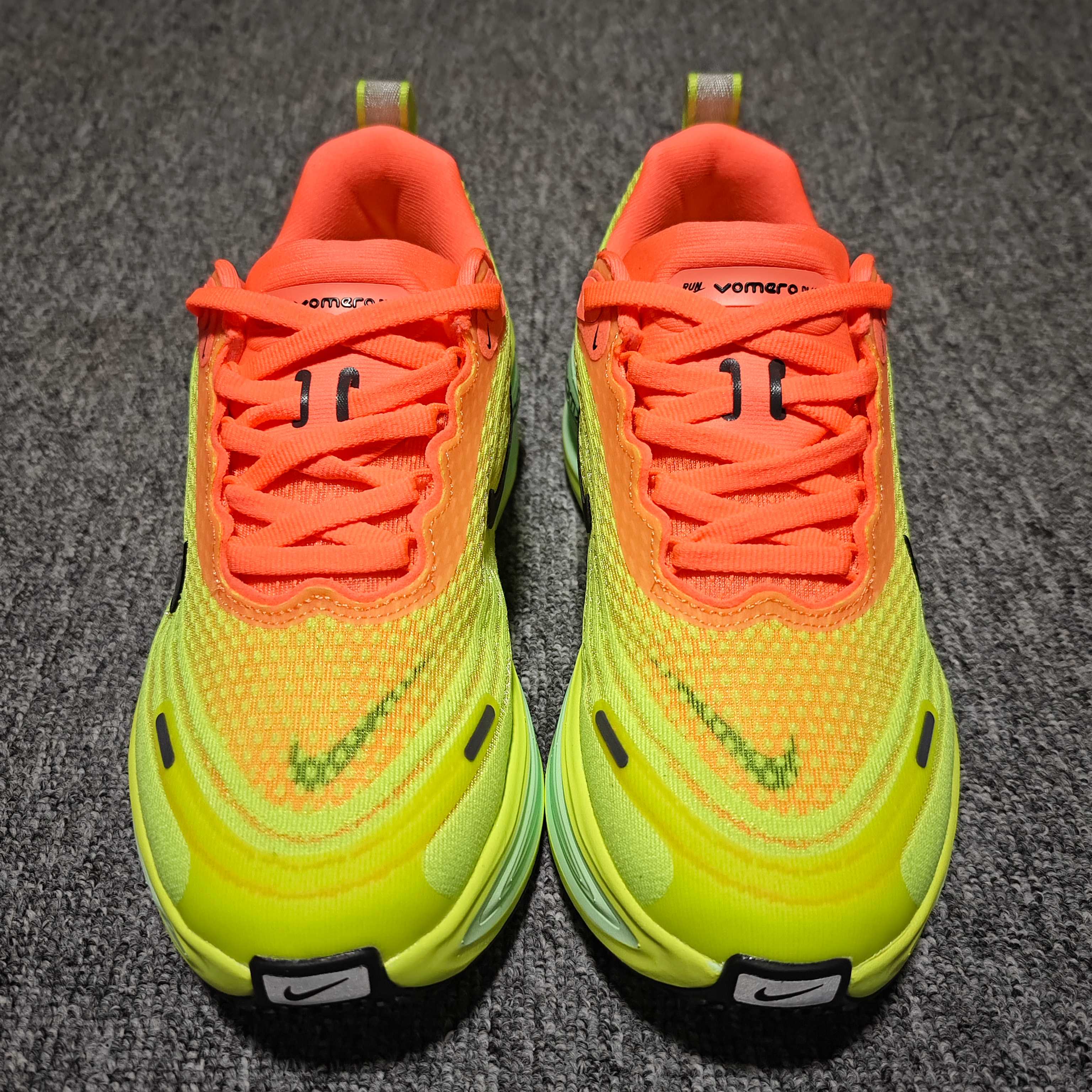  NK Vomero Plus 网面透气跑步鞋 HV8150-800 尺码：36 36.5 37.5 3