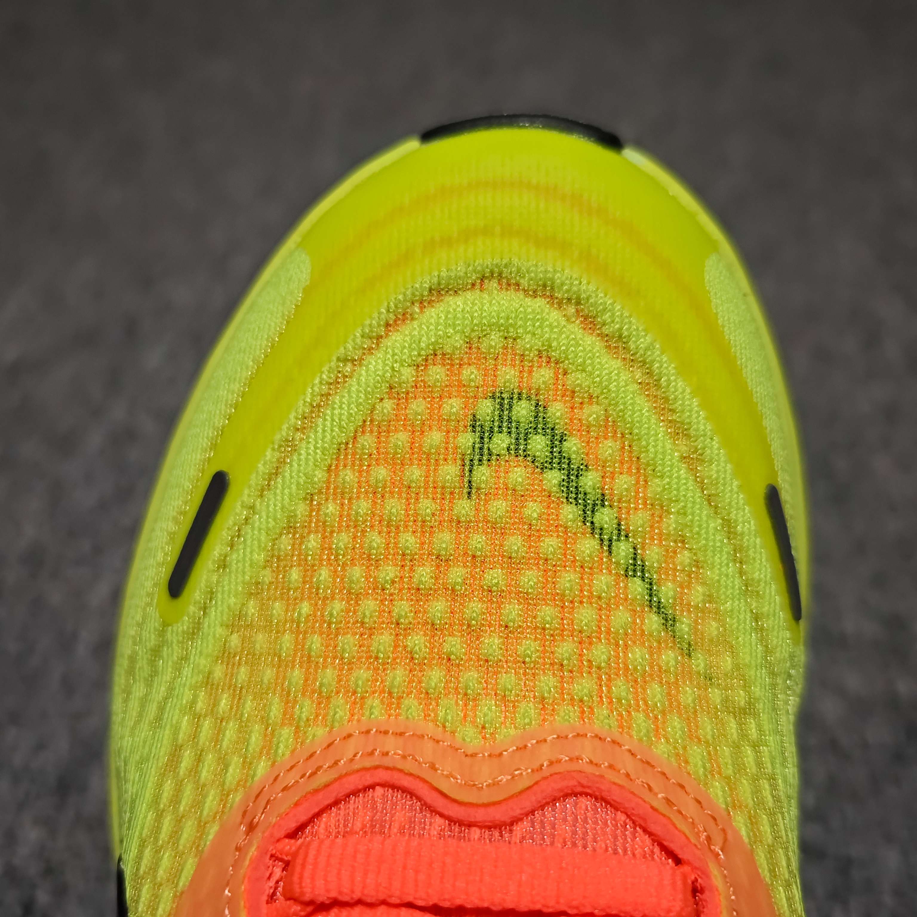  NK Vomero Plus 网面透气跑步鞋 HV8150-800 尺码：36 36.5 37.5 3