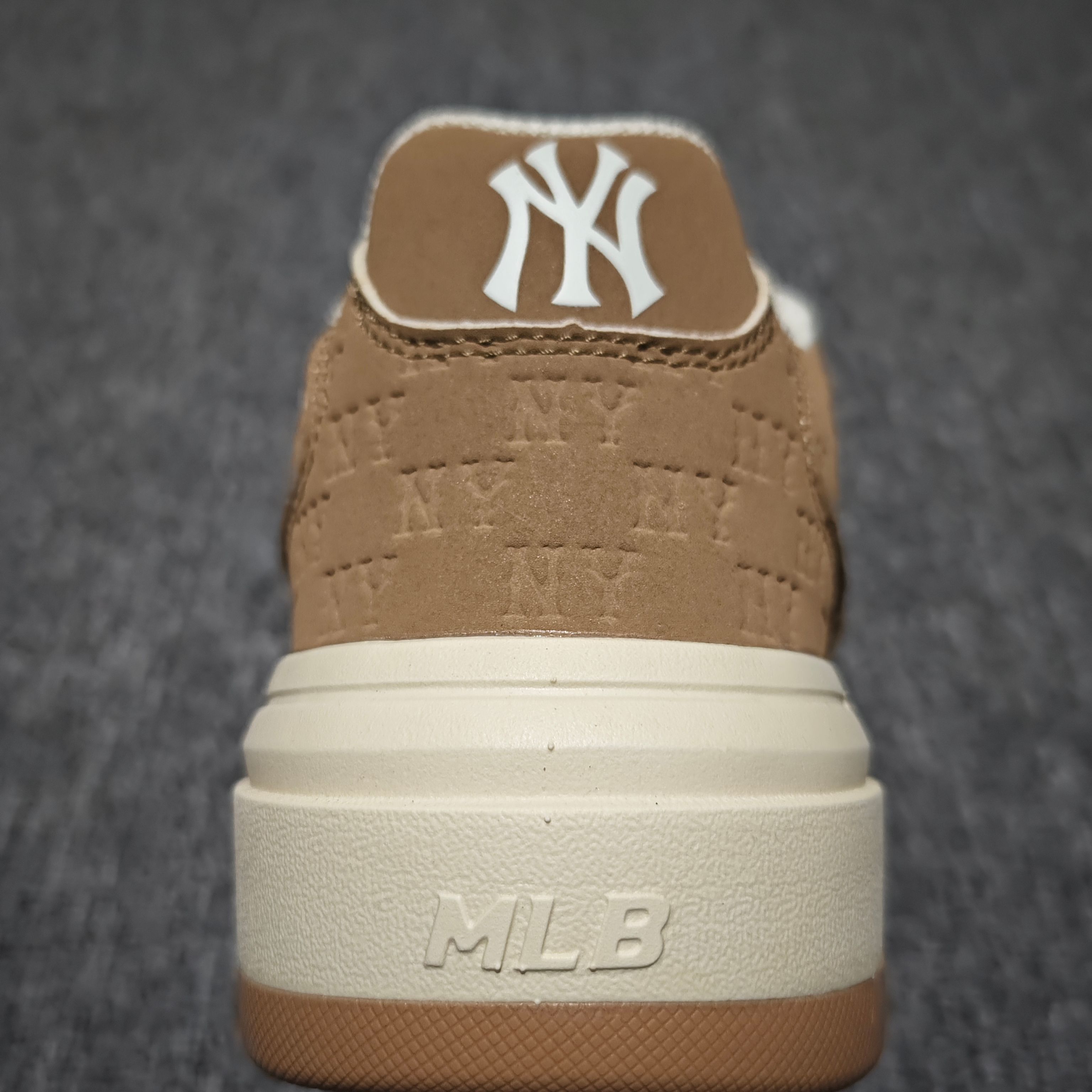  MLB Chunky Liner Embo Monogram 低帮休闲运动鞋 尺码：35 36 36.