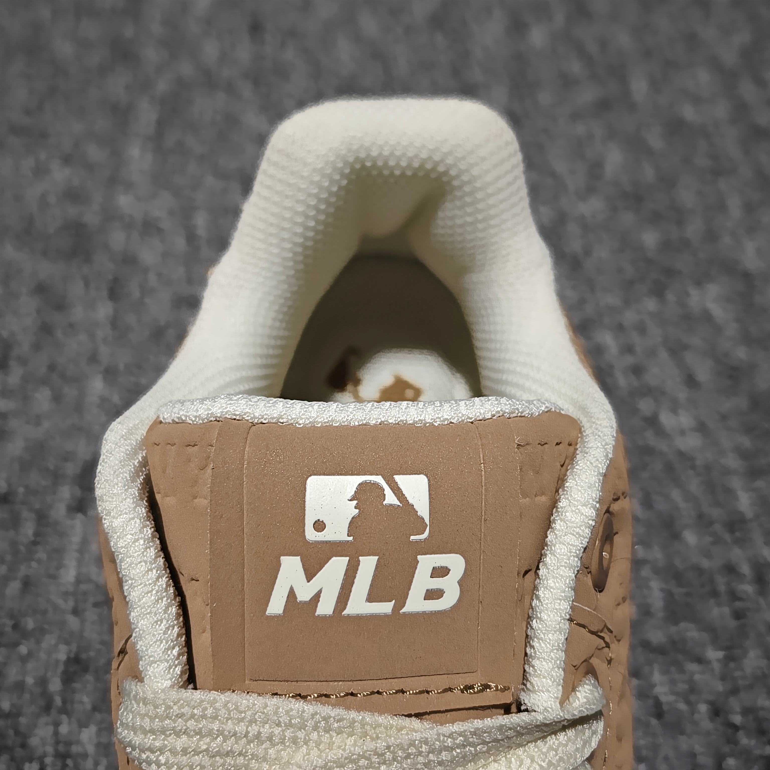  MLB Chunky Liner Embo Monogram 低帮休闲运动鞋 尺码：35 36 36.