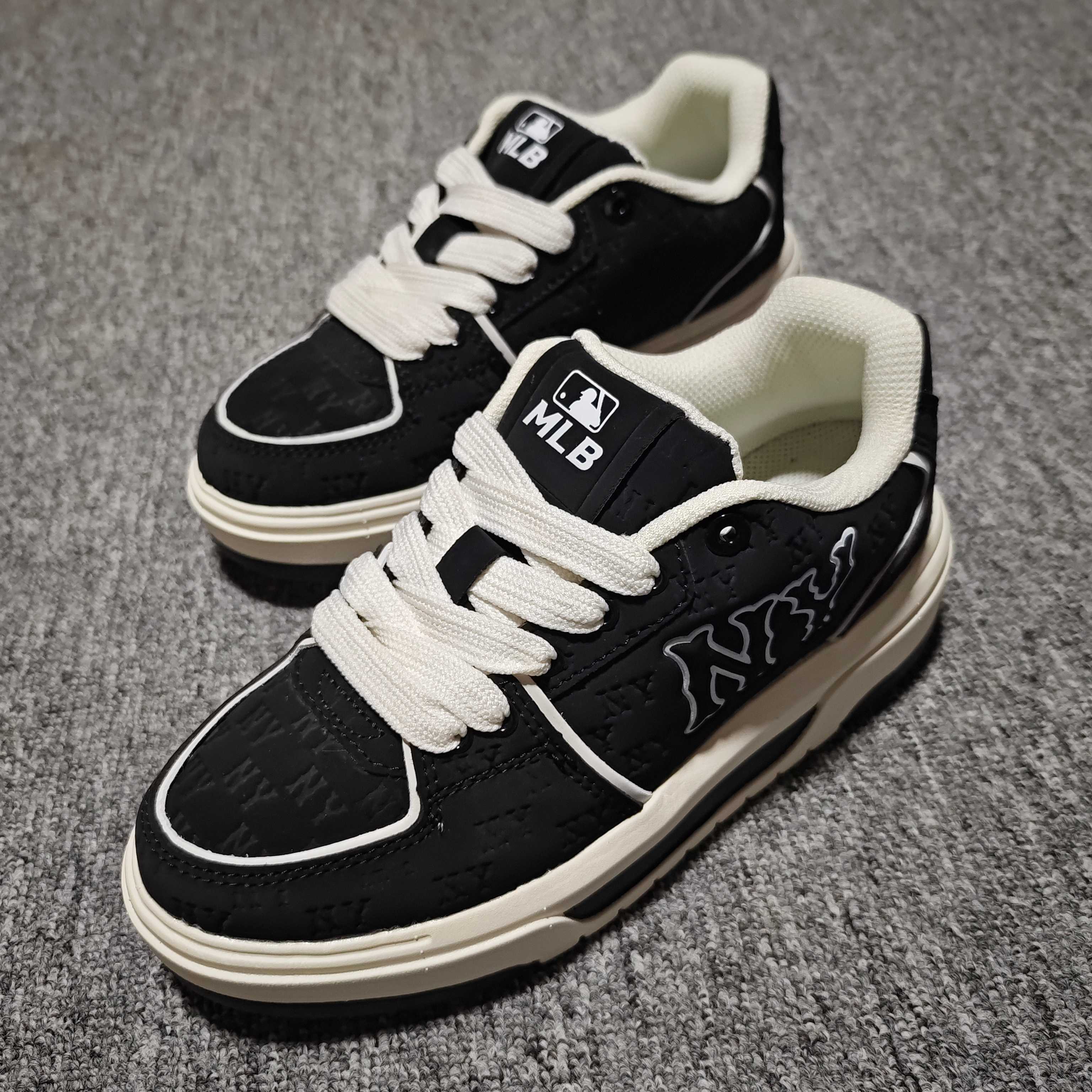  MLB Chunky Liner Embo Monogram 低帮休闲运动鞋 尺码：35 36 36.