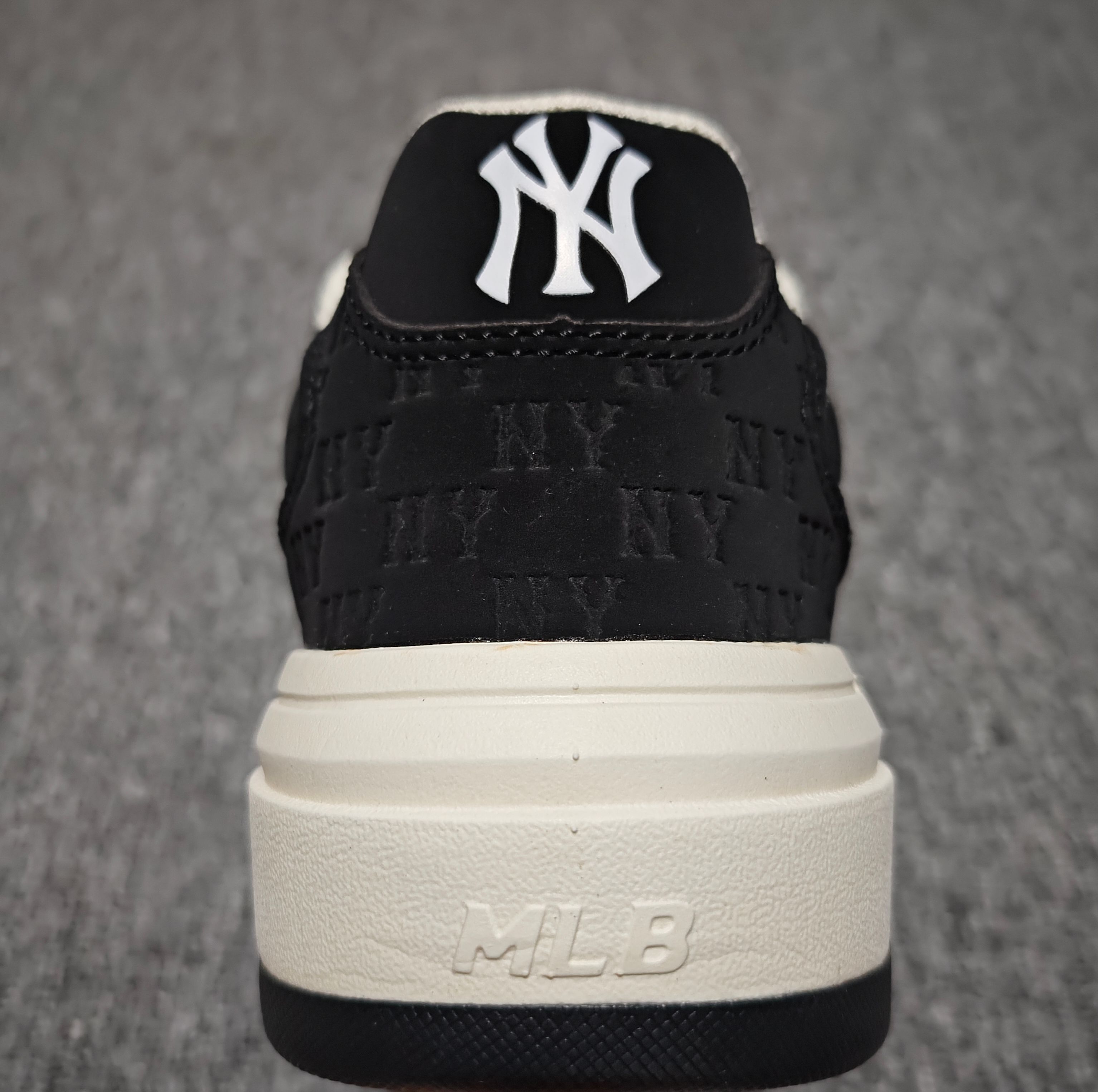  MLB Chunky Liner Embo Monogram 低帮休闲运动鞋 尺码：35 36 36.
