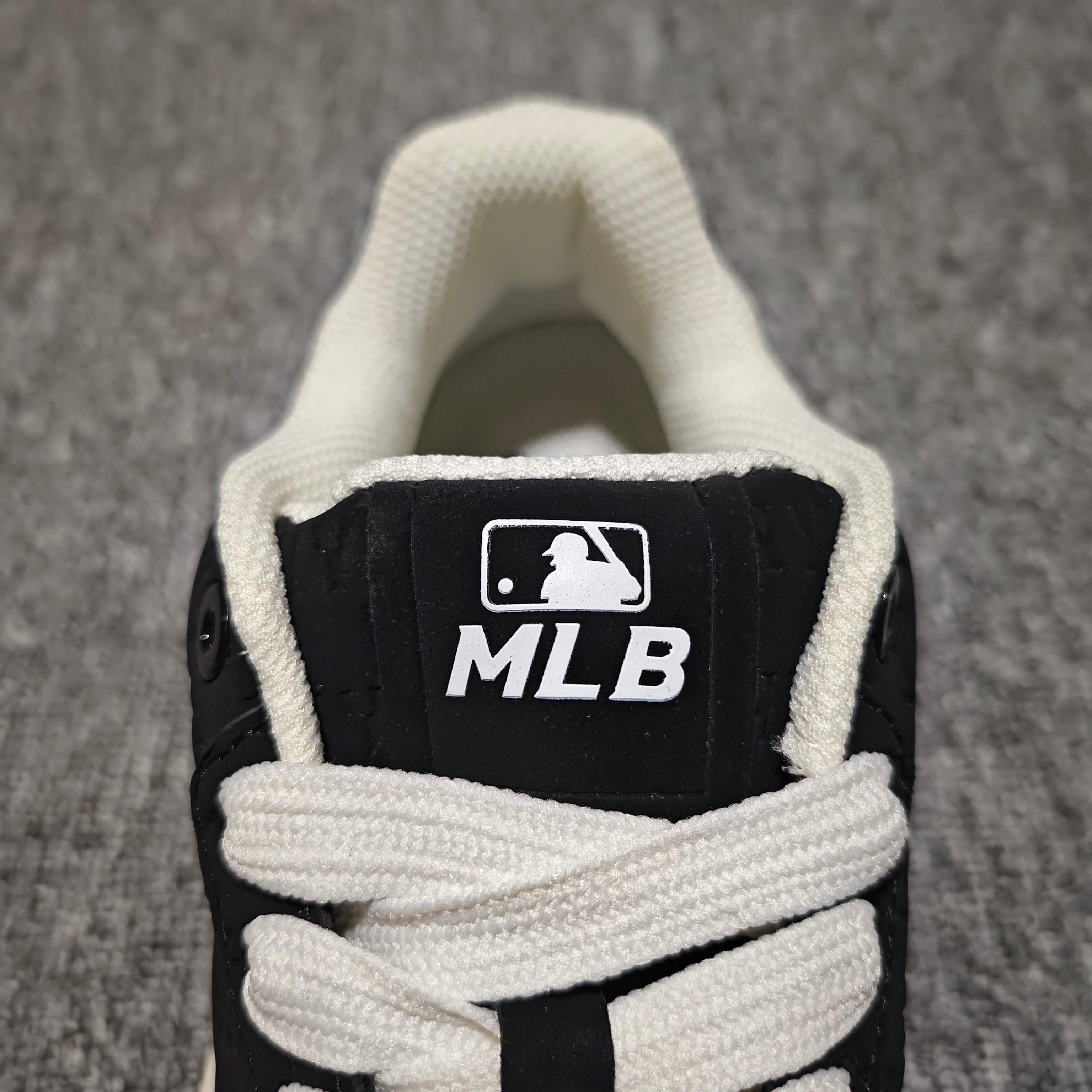  MLB Chunky Liner Embo Monogram 低帮休闲运动鞋 尺码：35 36 36.