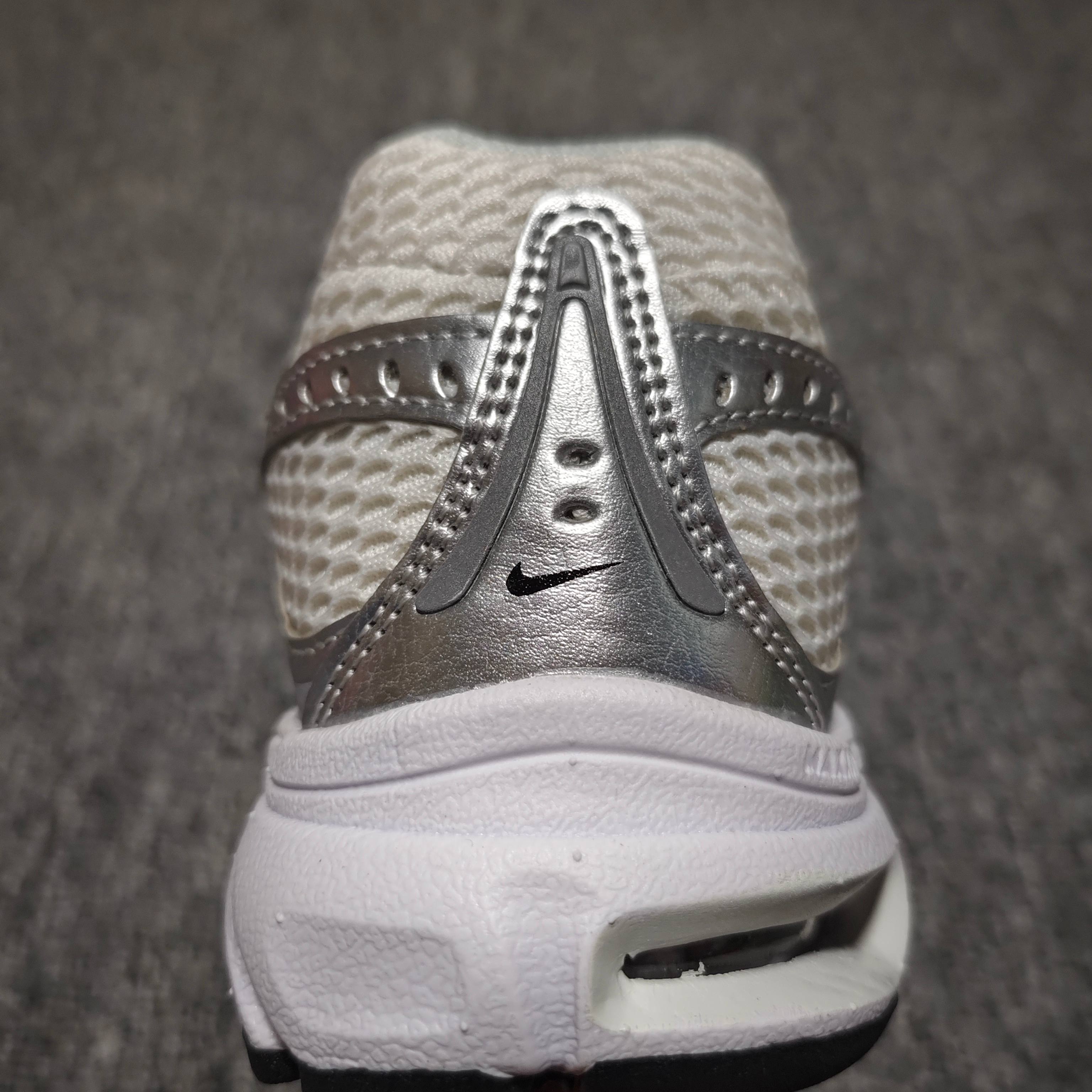  NK Air Max Moto 2K 小气垫网面休闲跑步鞋 HQ2056-103 尺码：36 36.5