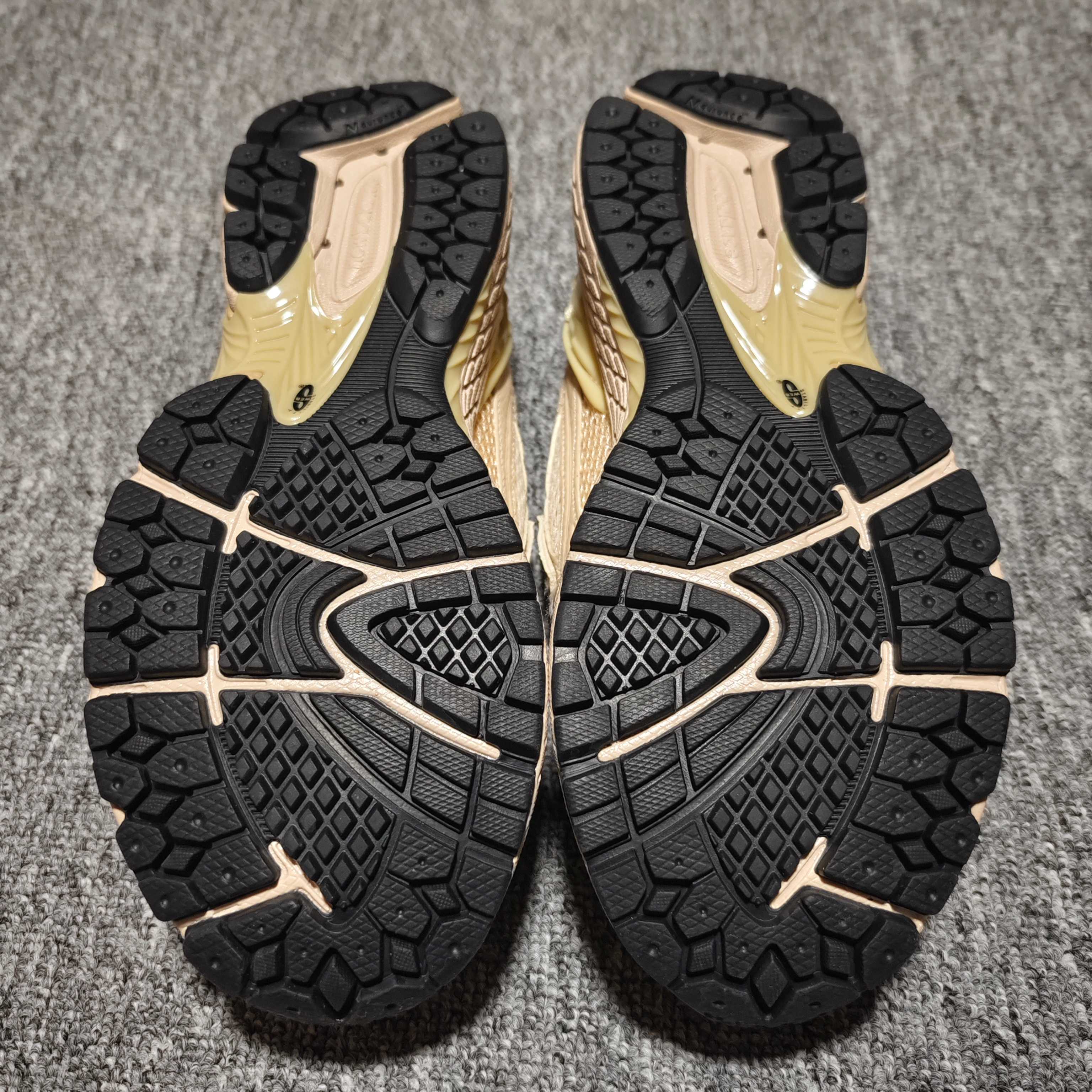  New Balance 新百伦 复古休闲跑步鞋 U1906LNU 尺码：36 37 37.5 38 3