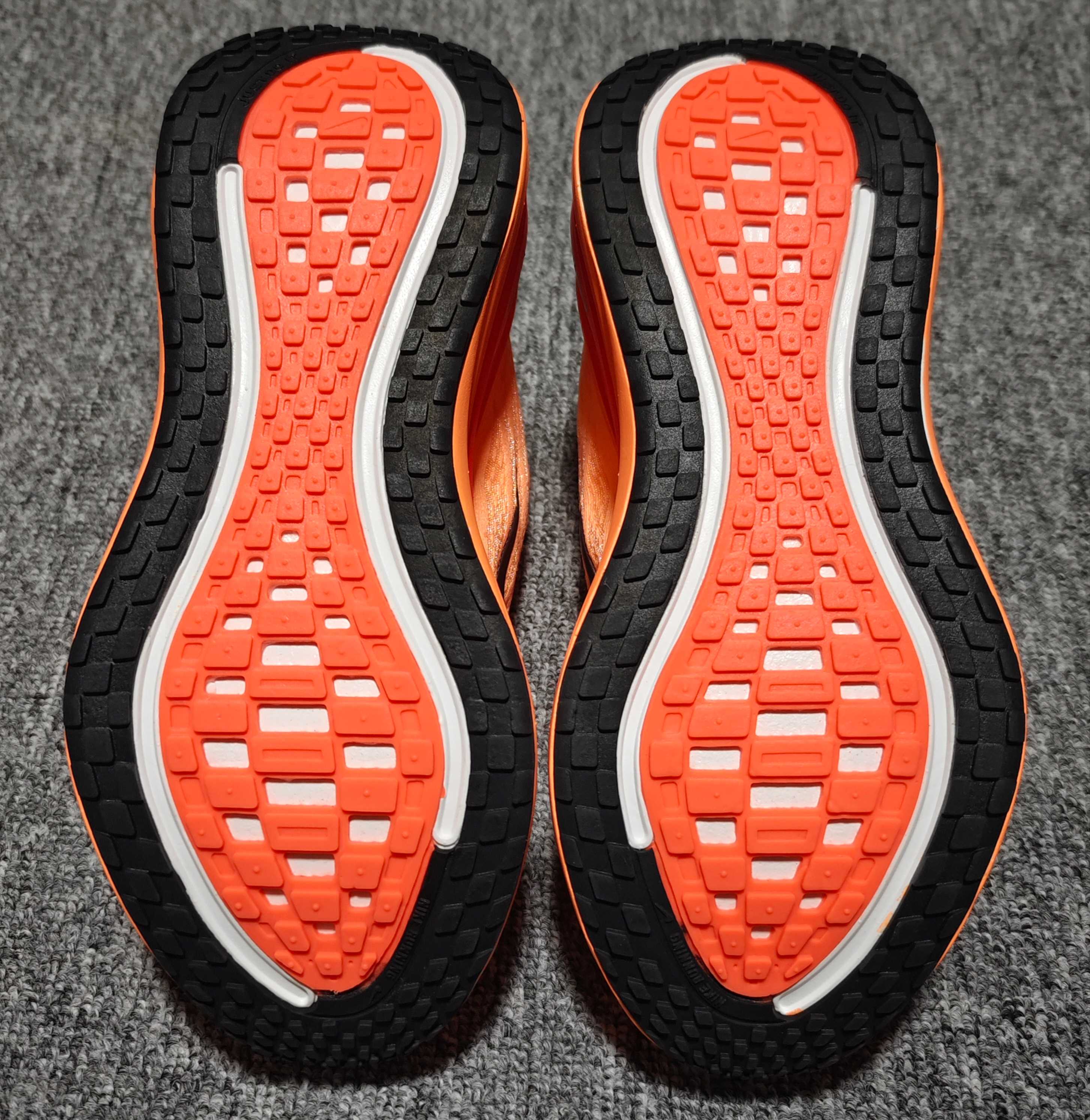  NK Vomero Plus 网面透气跑步鞋 HV8150-801 尺码：36 36.5 37.5 3