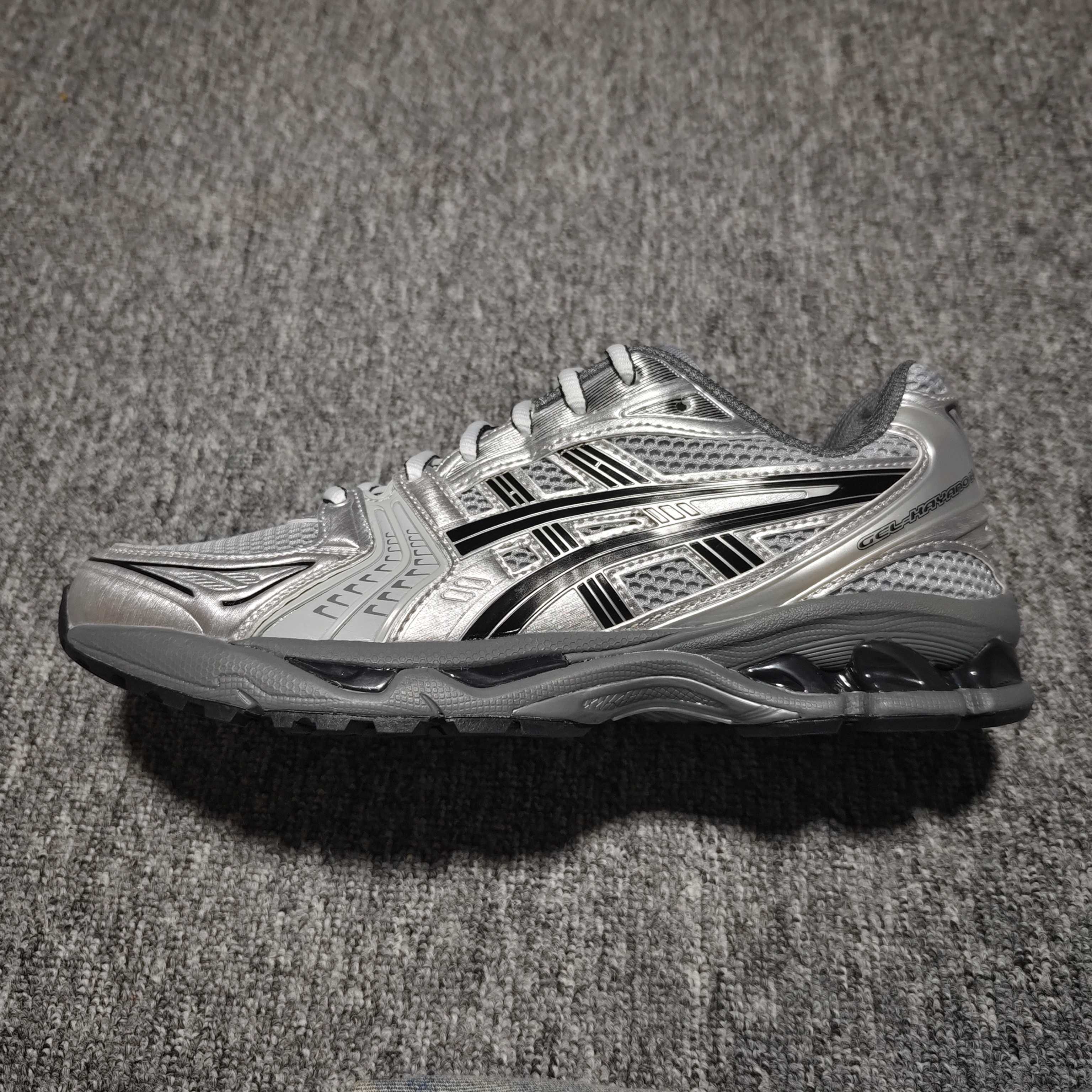  Asics 亚瑟士 GEL-Kayano 14 低帮运动休闲跑步鞋 1203A706-020 平台专供