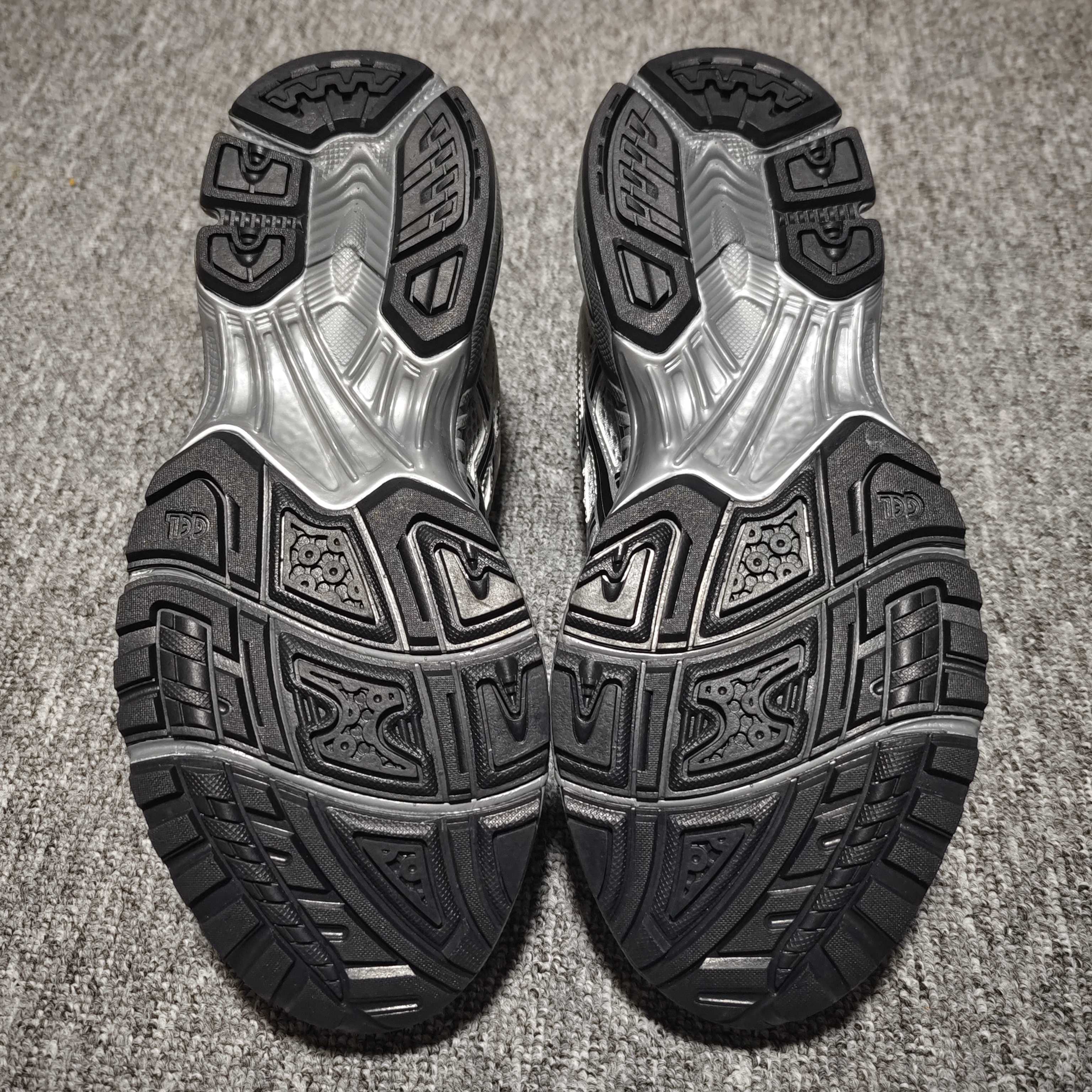  Asics 亚瑟士 GEL-Kayano 14 低帮运动休闲跑步鞋 1203A706-020 平台专供