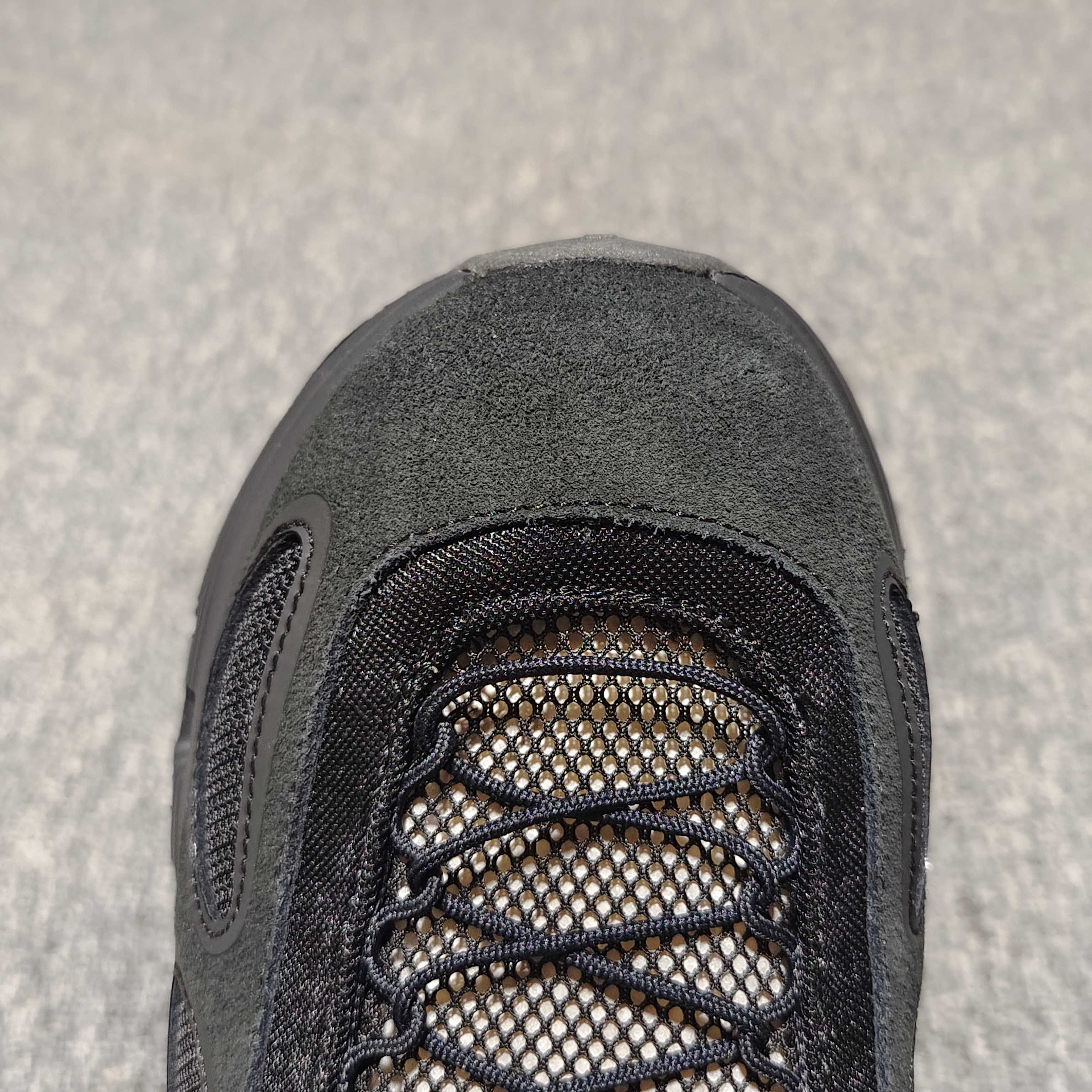   ON 昂跑 Cloud X FKA 系列 鞋面采用一体成型布料  有弹性非常透气 鞋底是镂空设计 运