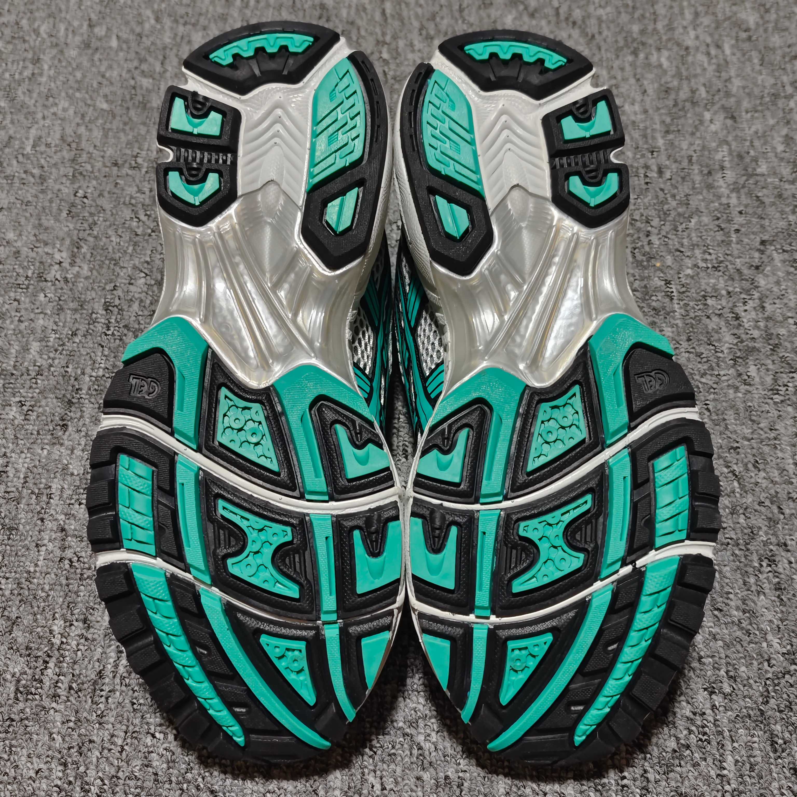   Asics 亚瑟士 GEL-Kayano 14 低帮运动休闲跑步鞋 1203A740-101 尺码：