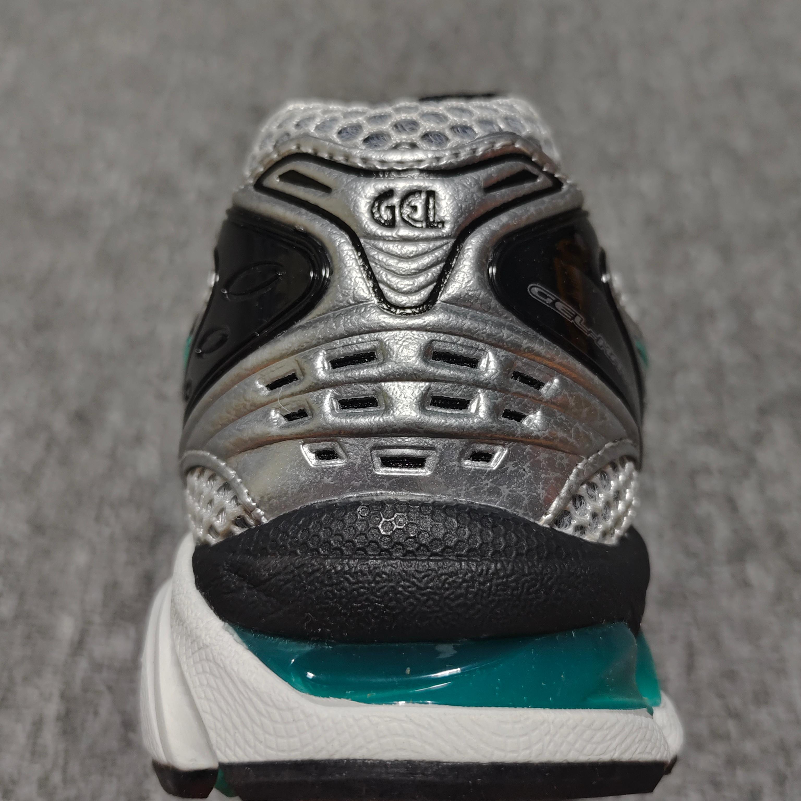   Asics 亚瑟士 GEL-Kayano 14 低帮运动休闲跑步鞋 1203A740-101 尺码：