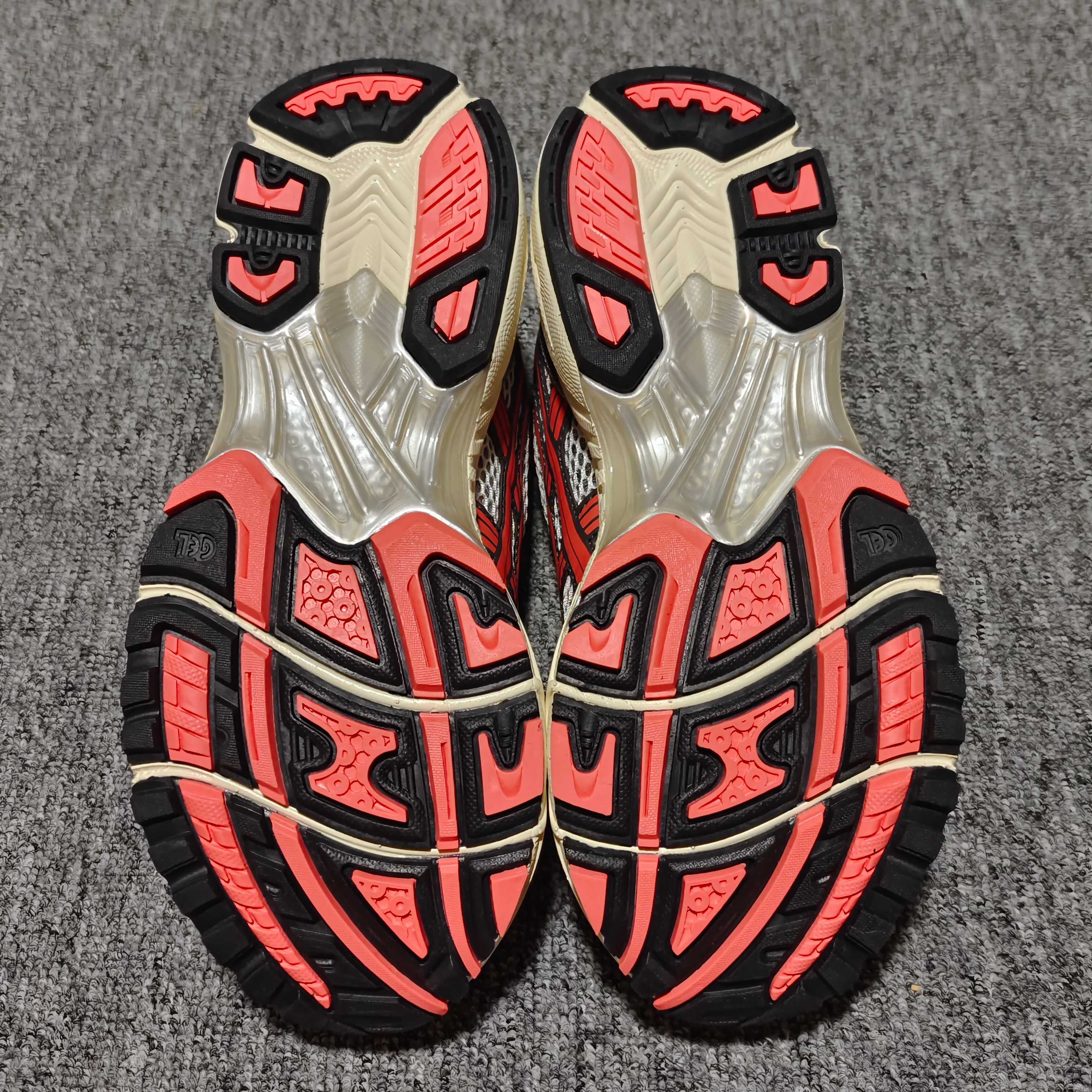   Asics 亚瑟士 GEL-Kayano 14 低帮运动休闲跑步鞋 1203A740-100 尺码：