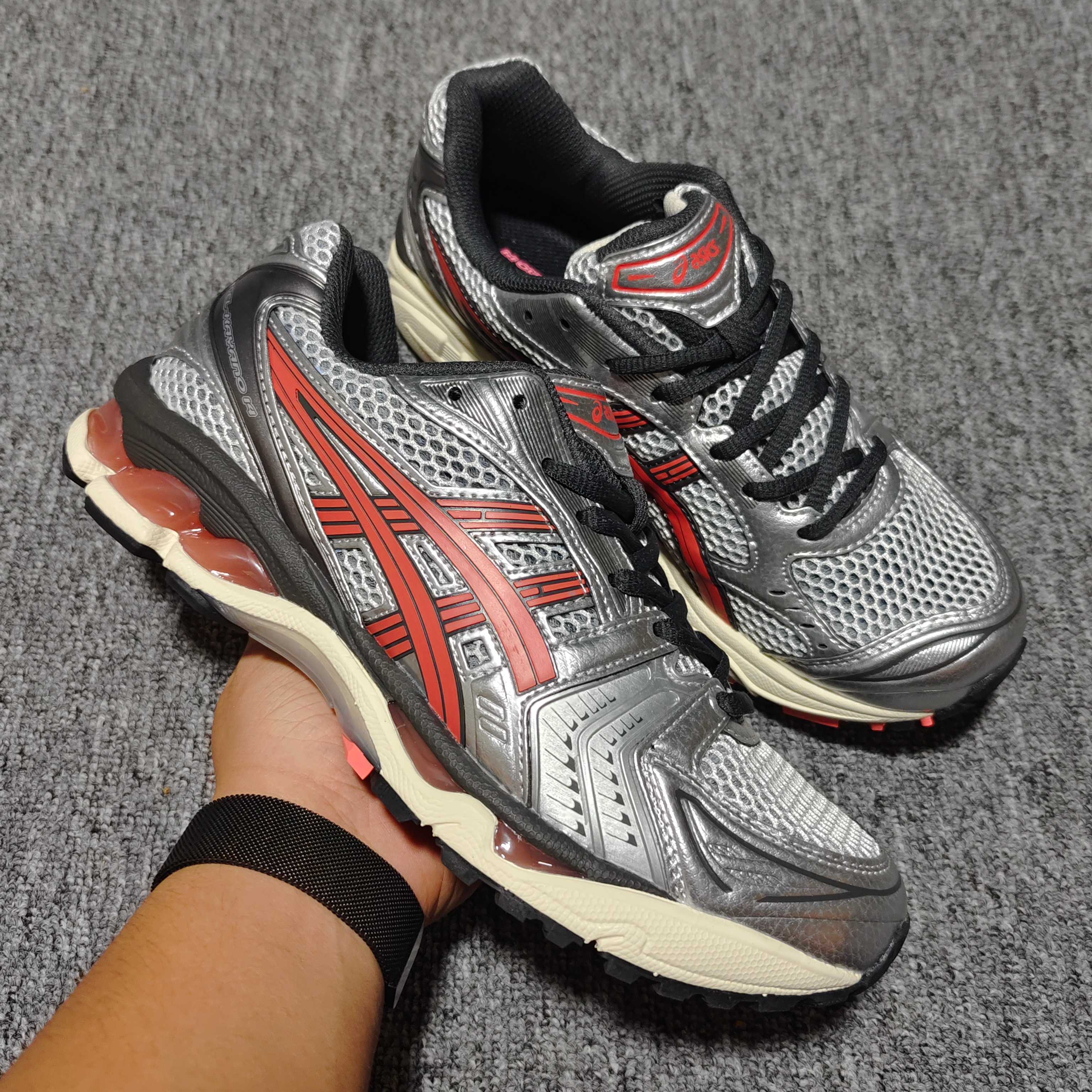   Asics 亚瑟士 GEL-Kayano 14 低帮运动休闲跑步鞋 1203A740-100 尺码：