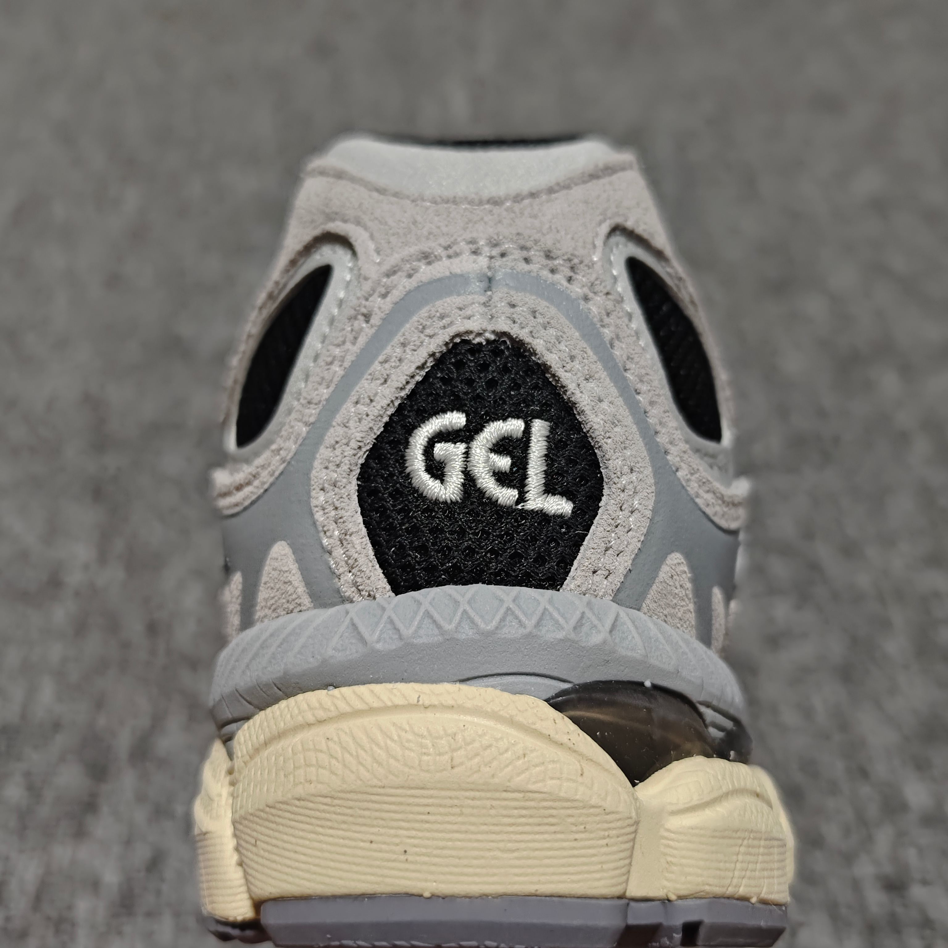   Asics 亚瑟士 GEL-NYC 低帮运动休闲跑步鞋 1203A383-004 外贸平台专供 大厂
