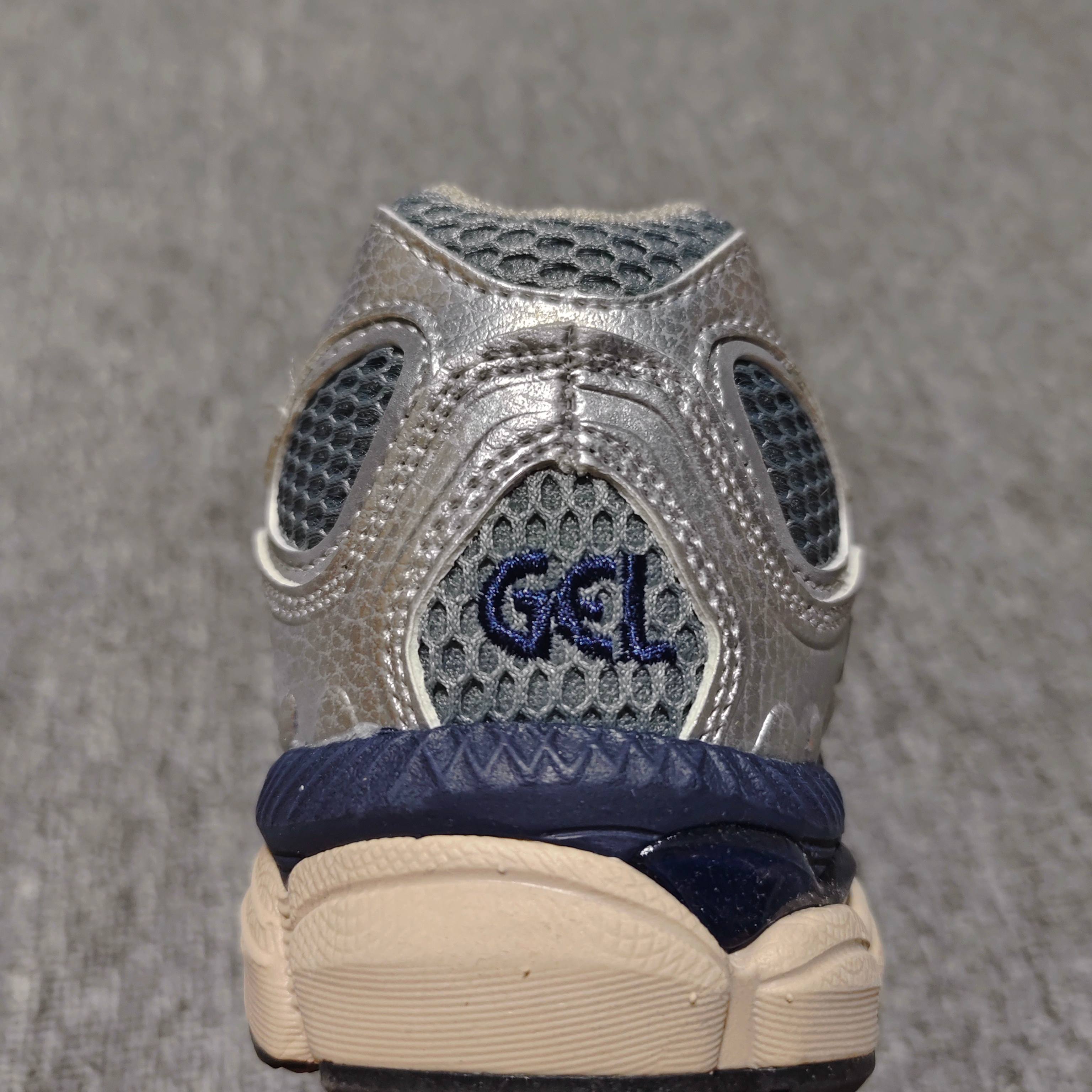   Asics 亚瑟士 GEL-NYC 低帮运动休闲跑步鞋 1203A581-020 外贸平台专供 大厂