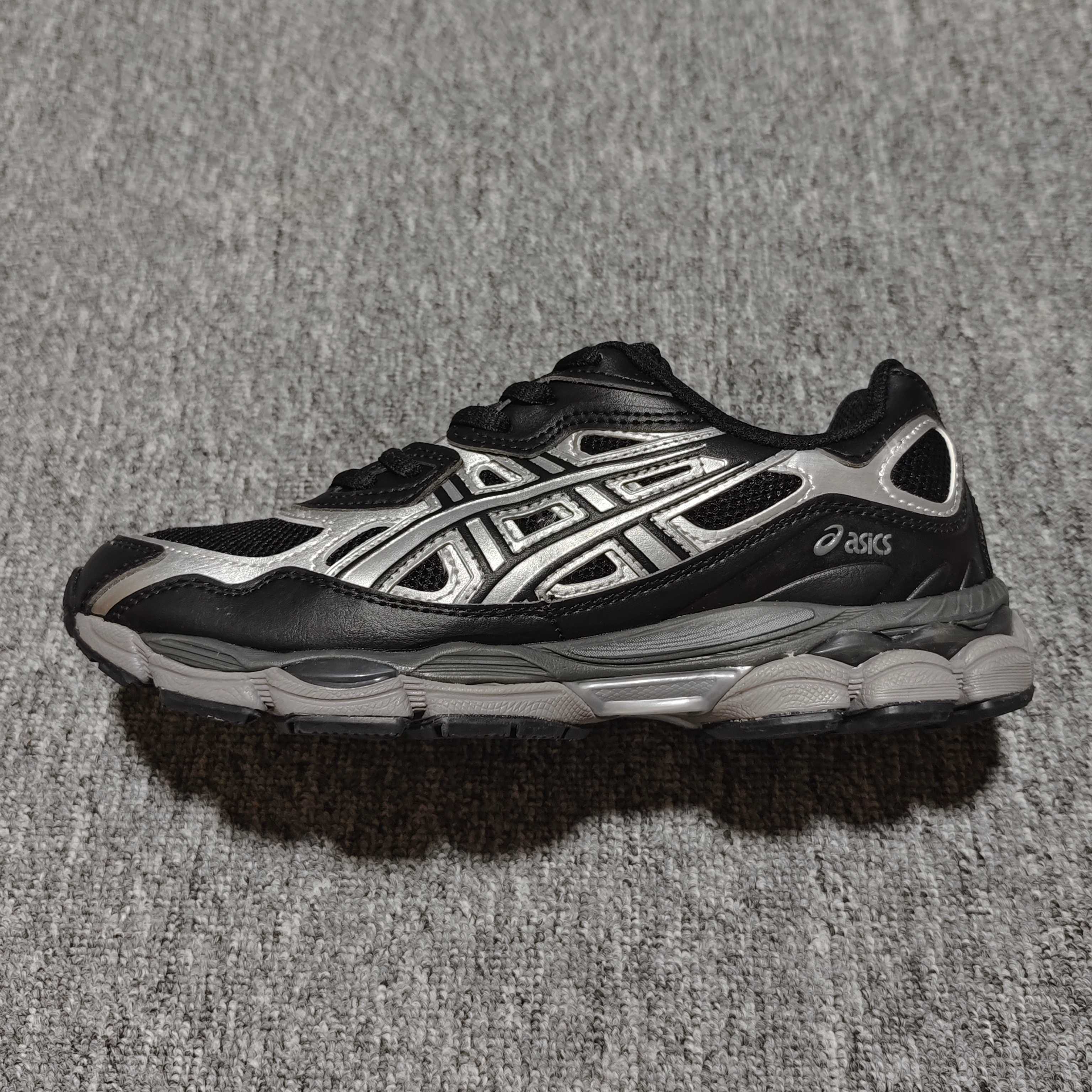   Asics 亚瑟士 GEL-NYC 低帮运动休闲跑步鞋 1203A280-002 外贸平台专供 大厂