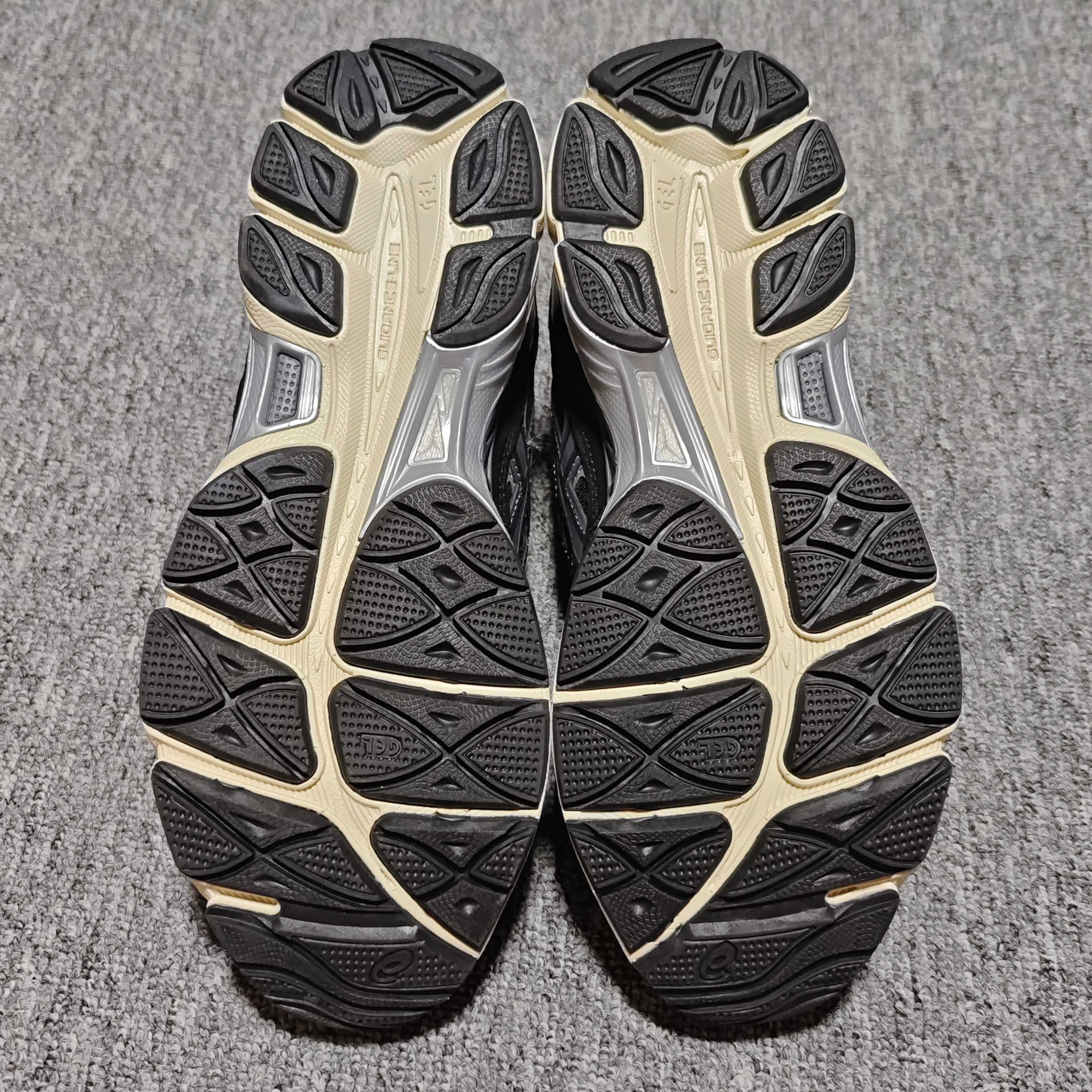   Asics 亚瑟士 GEL-NYC 低帮运动休闲跑步鞋 1203A739-001 外贸平台专供 大厂