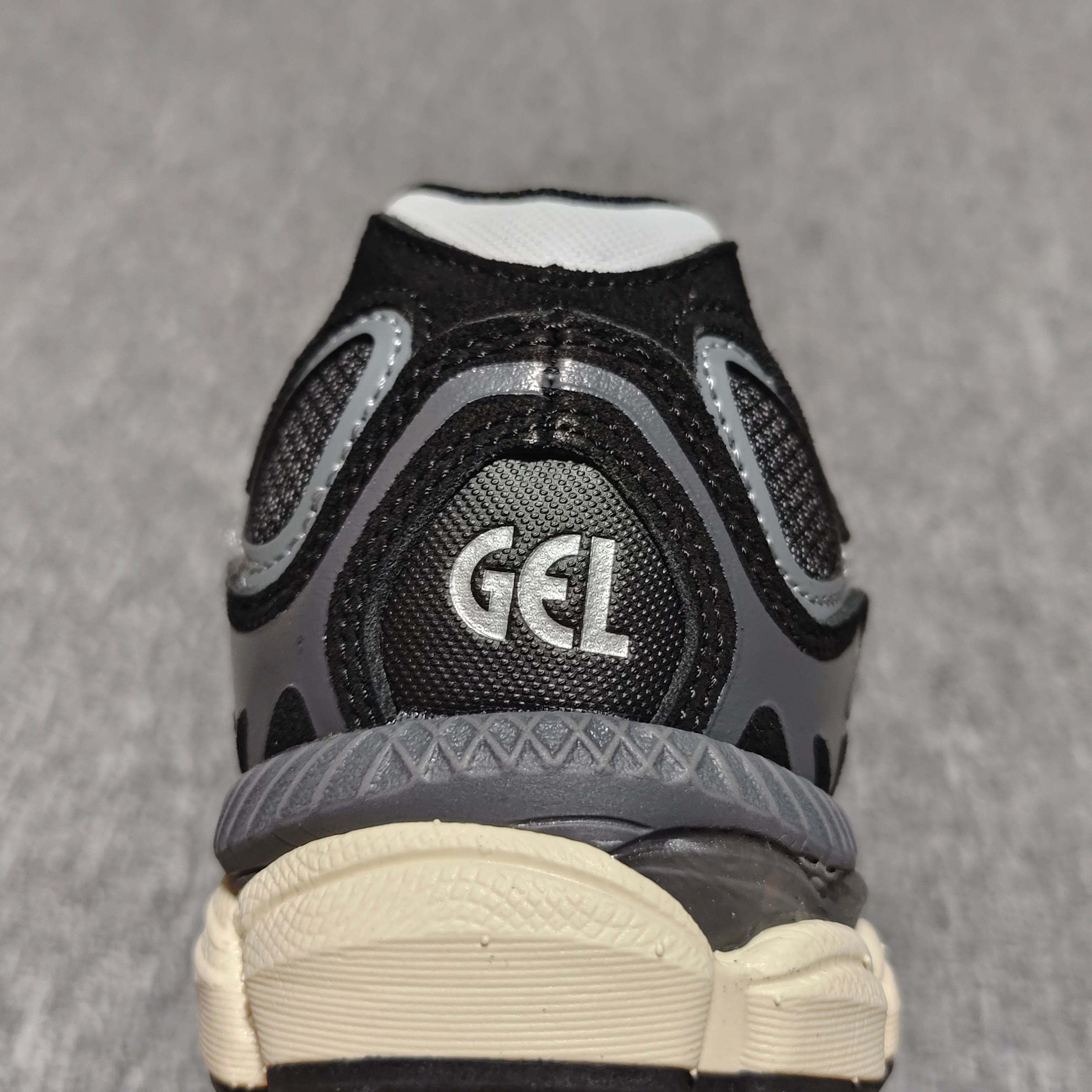   Asics 亚瑟士 GEL-NYC 低帮运动休闲跑步鞋 1203A739-001 外贸平台专供 大厂