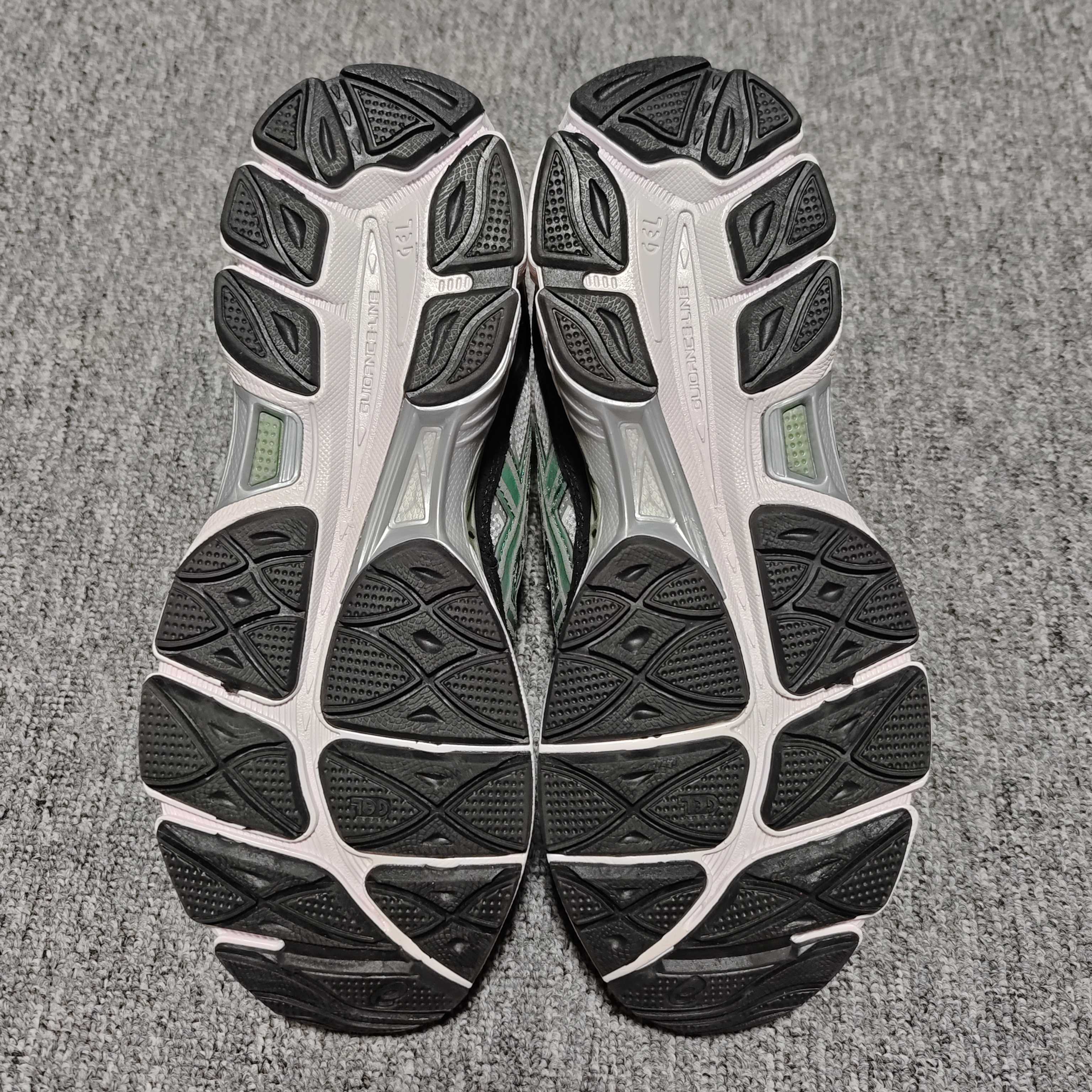   Asics 亚瑟士 GEL-NYC 低帮运动休闲跑步鞋 1201A789-101 外贸平台专供 大厂
