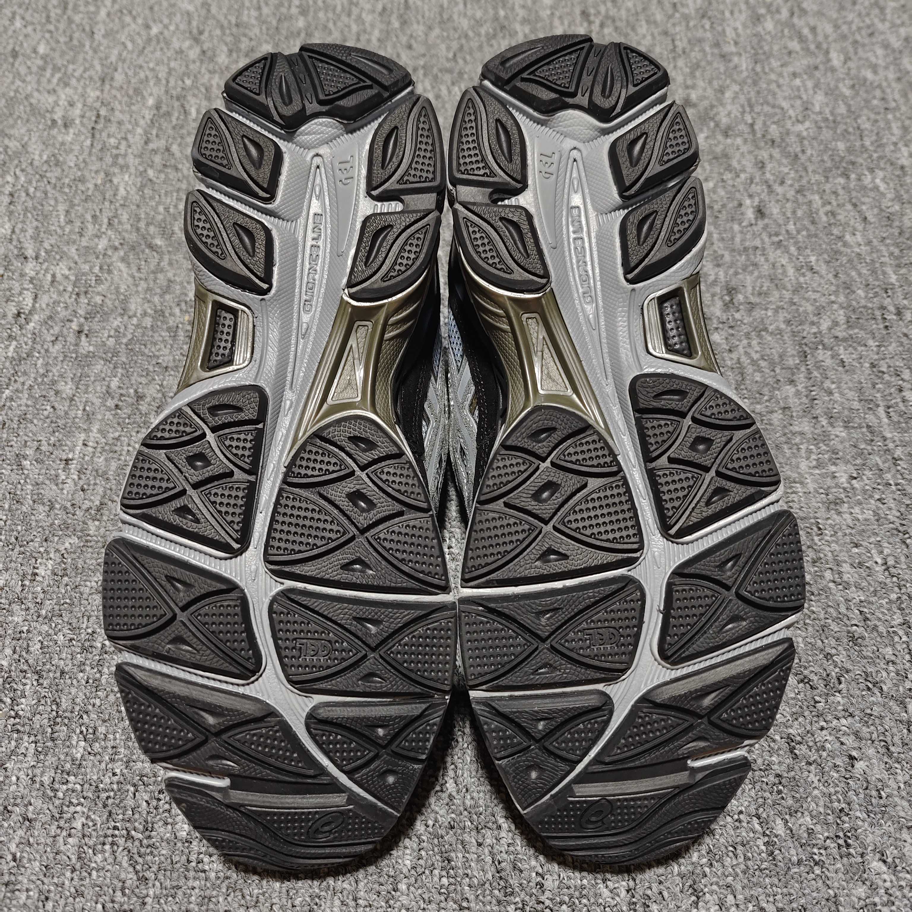   Asics 亚瑟士 GEL-NYC 低帮运动休闲跑步鞋 1203A383-024 外贸平台专供 大厂