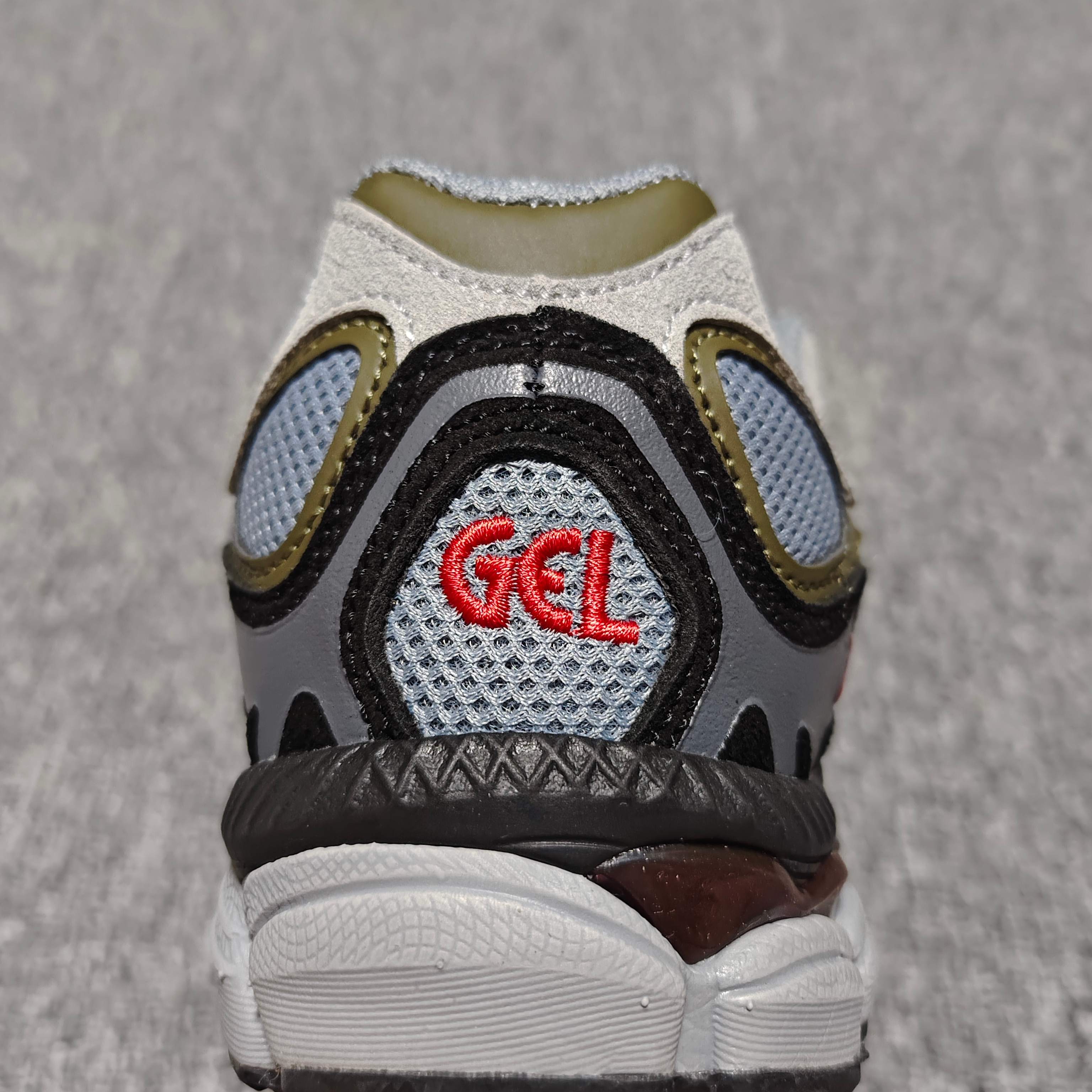   Asics 亚瑟士 GEL-NYC 低帮运动休闲跑步鞋 1203A383-024 外贸平台专供 大厂