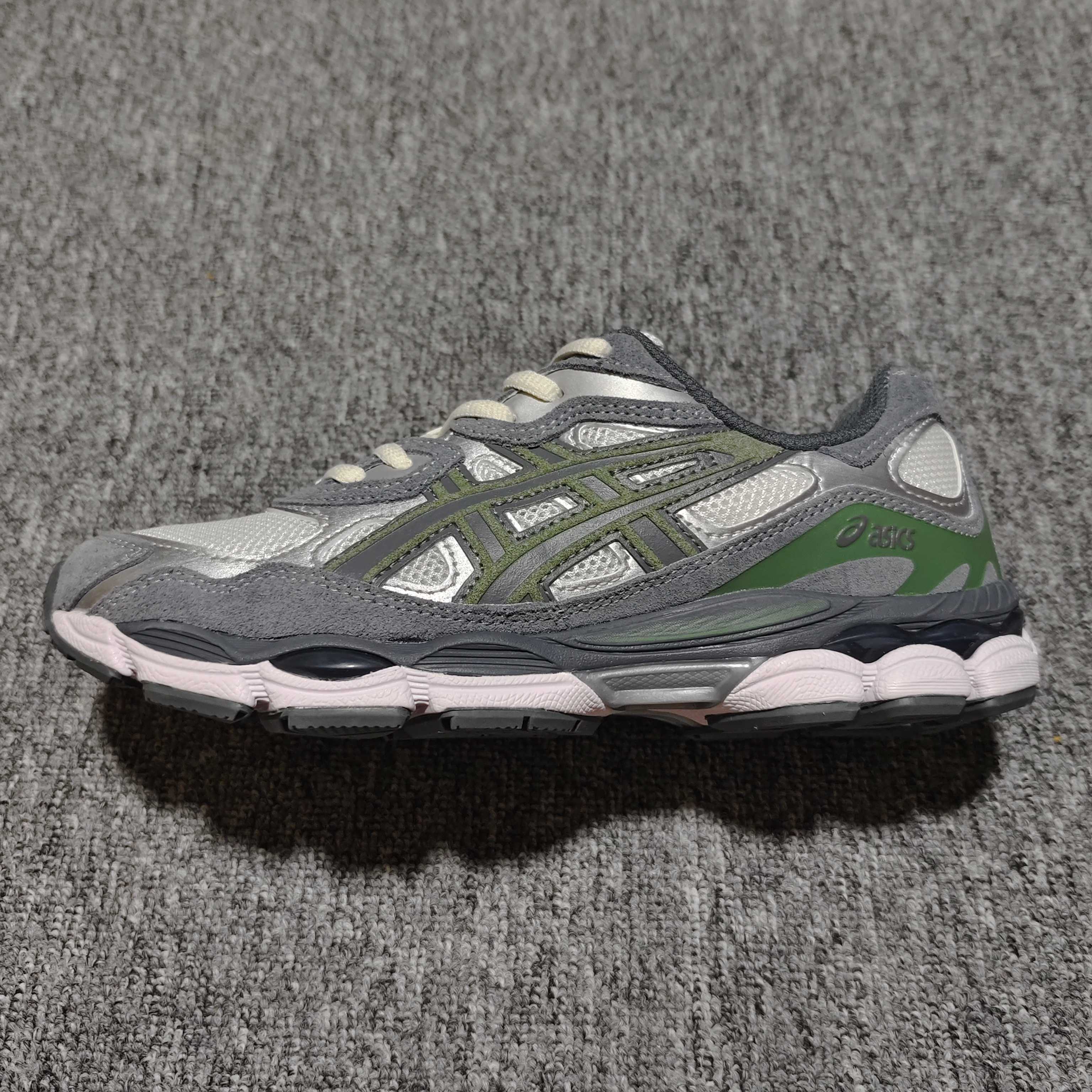   Asics 亚瑟士 GEL-NYC 低帮运动休闲跑步鞋 1203A383-101 外贸平台专供 大厂