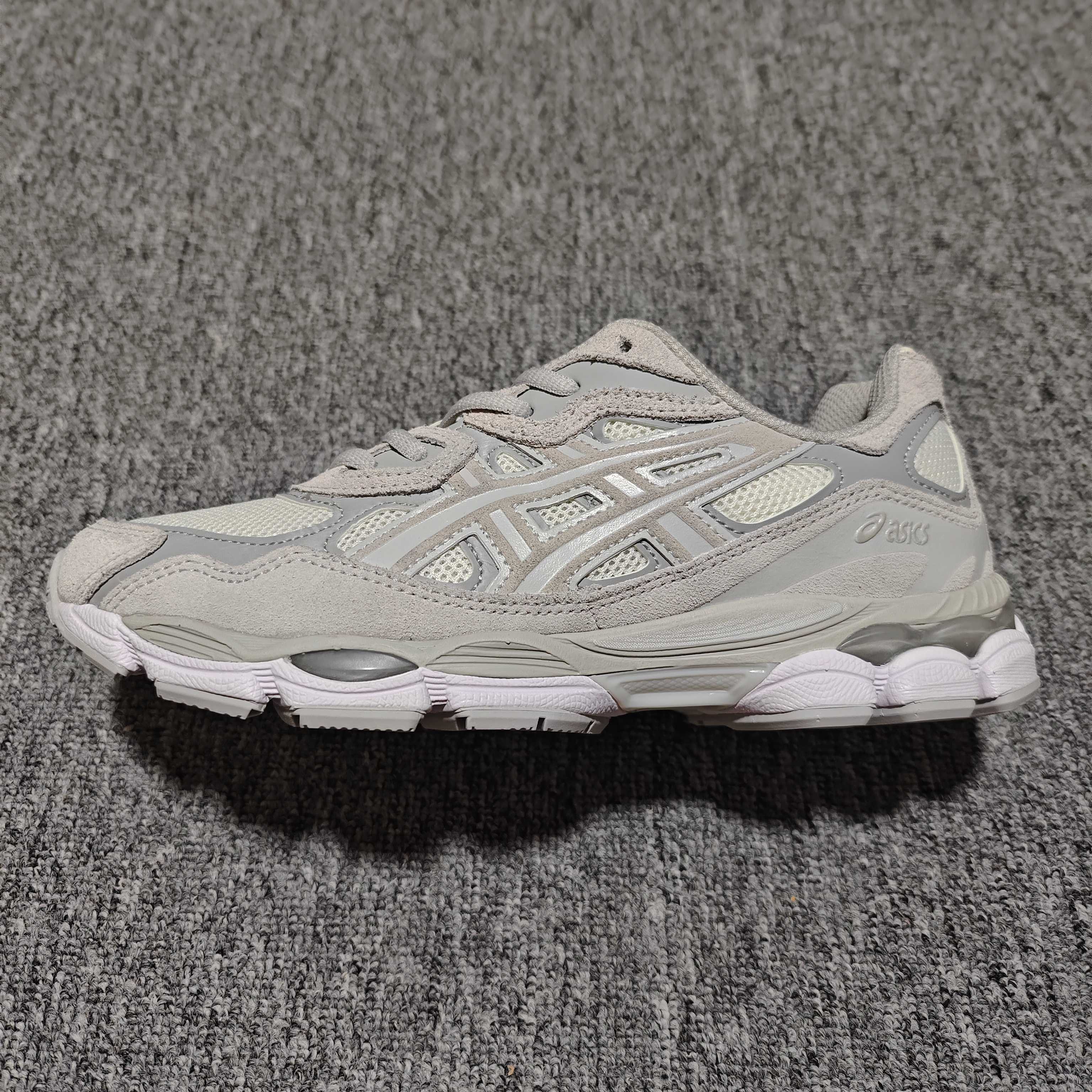   Asics 亚瑟士 GEL-NYC 低帮运动休闲跑步鞋 1203A663-101 外贸平台专供 大厂