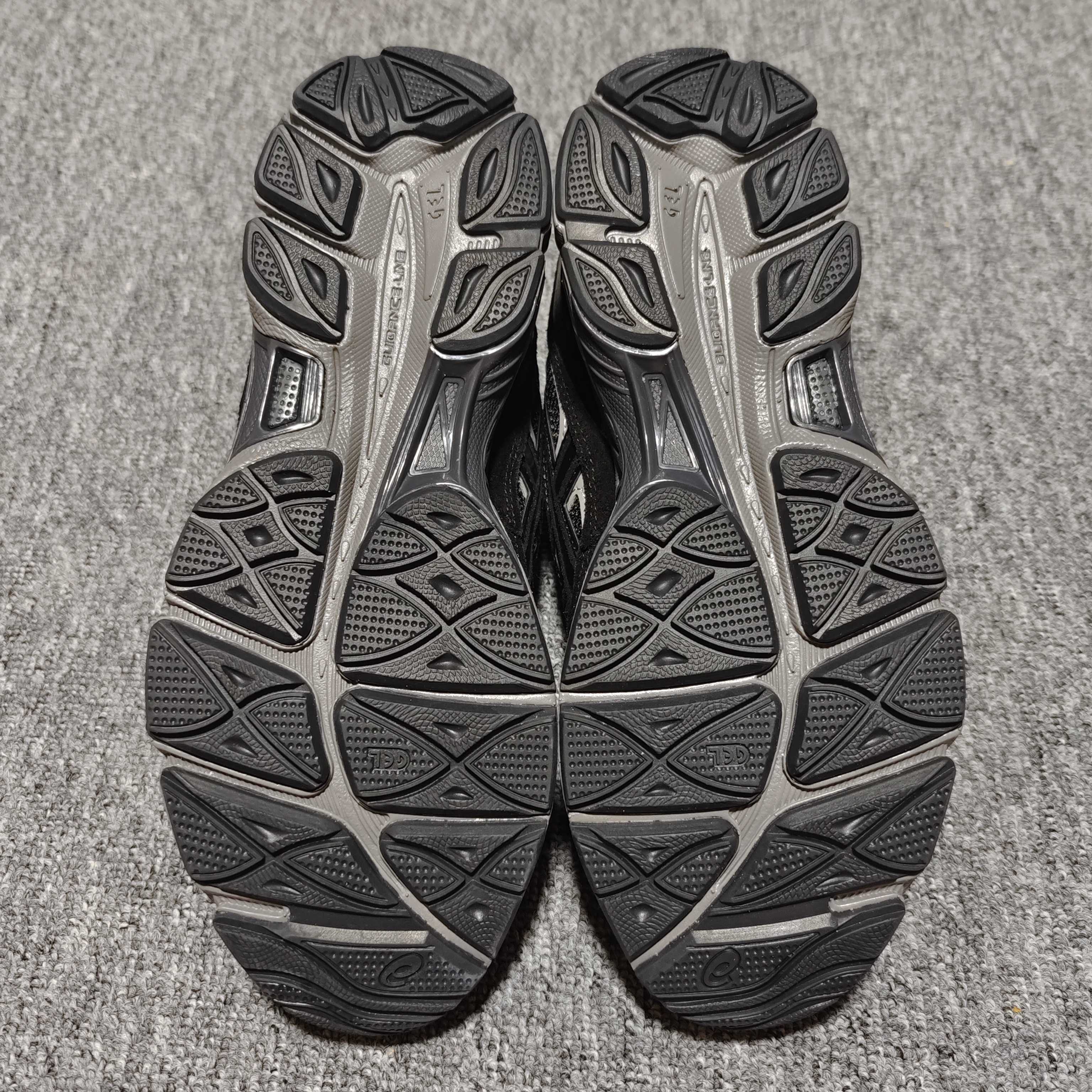   Asics 亚瑟士 GEL-NYC 低帮运动休闲跑步鞋 1201A789-020 外贸平台专供 大厂