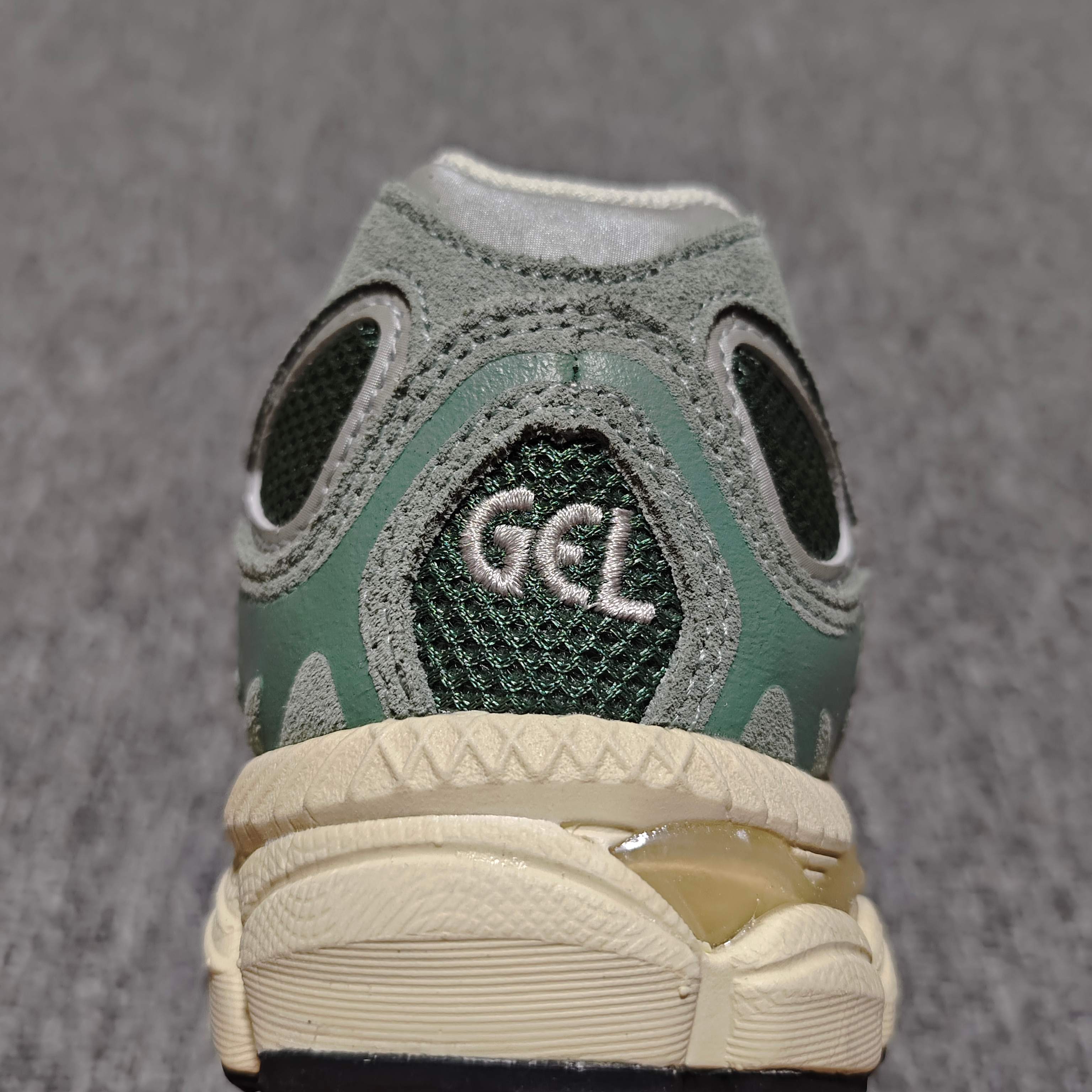   Asics 亚瑟士 GEL-NYC 低帮运动休闲跑步鞋 1203A383-302 外贸平台专供 大厂