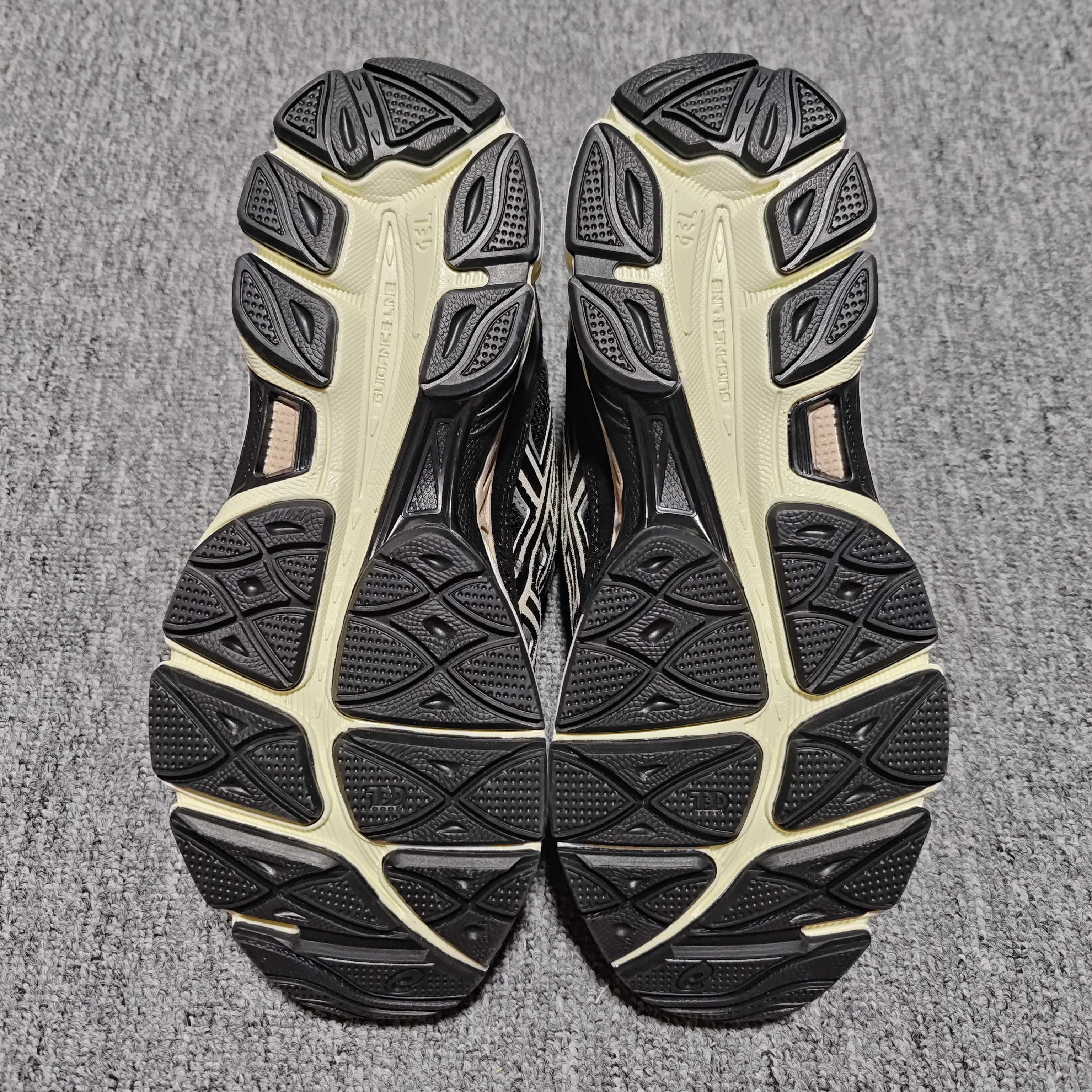   Asics 亚瑟士 GEL-NYC 低帮运动休闲跑步鞋 1203A663-002 外贸平台专供 大厂