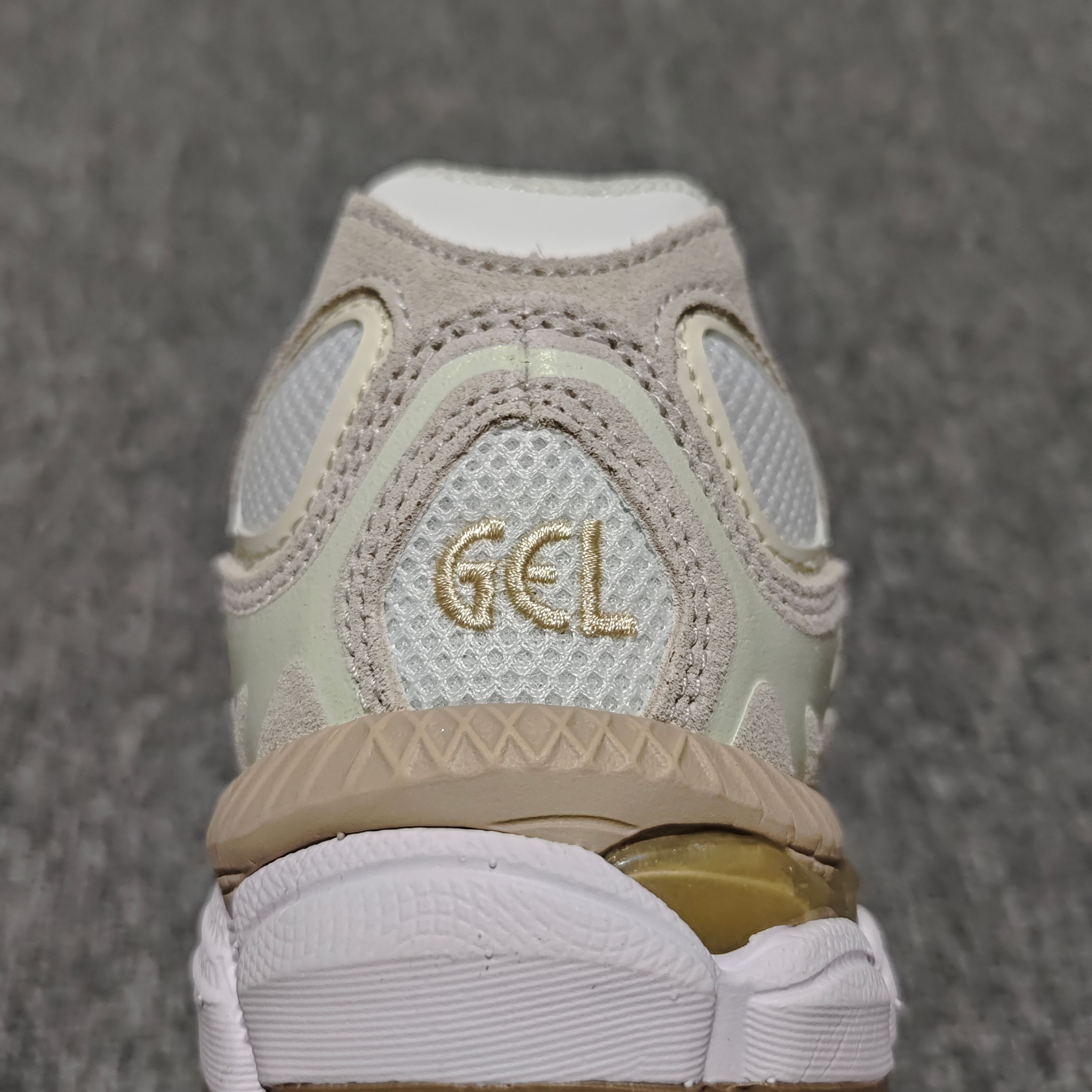  Asics 亚瑟士 GEL-NYC 低帮运动休闲跑步鞋 1203A663-102 外贸平台专供 大厂